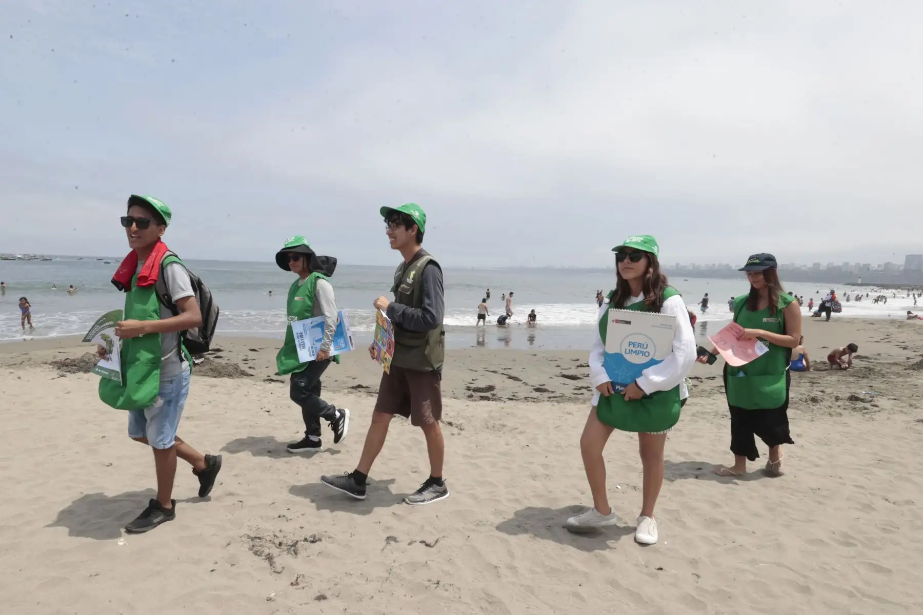 Campaña “Salva Playas” del Ministerio de Ambiente 
en Playa agua dulce Chorrillo. Foto: ANDINA/ Vidal Tarqui