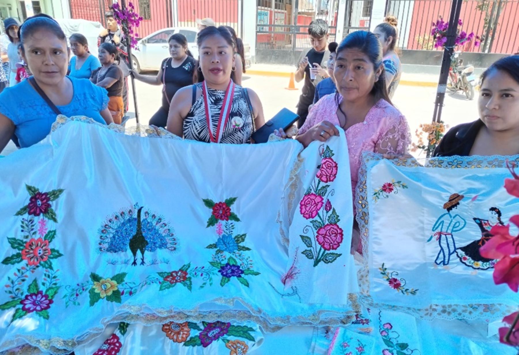 Pequeños productores de zonas rurales de la ciudad de Monsefú, en la región Lambayeque, exponen y comercializan por primera vez y directamente, sus piezas de arte elaborados en junco, carrizo, paja palma además de bordados a máquina, en la Feria Artesanal inaugurada hoy en el marco del Día del Artesano.