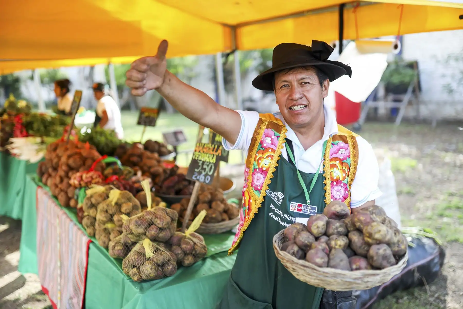 Es preciso señalar que, esta feria se realiza en el marco del 16 aniversario de AgroRural, con el objetivo de promover el desarrollo económico de los pequeños agricultores y ganaderos, a través de la comercialización directa de sus productos, gracias a la capacitación y asesoría técnica, que reciben constantemente. Foto: Midagri