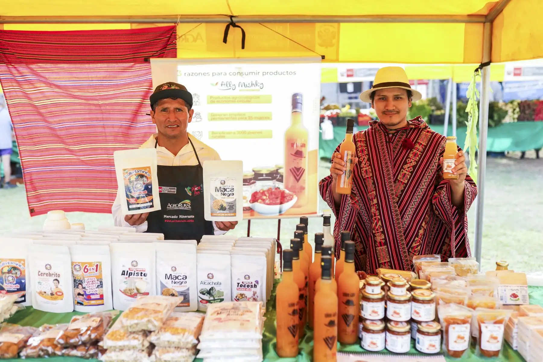 El Ministerio de Desarrollo Agrario y Riego dio inicio a una nueva edición de la feria “De la Chacra a la Olla”, el mercado itinerante más grande del país, que reunió a 80 pequeños productores agropecuarios de los lugares más alejados. Foto: Midagri