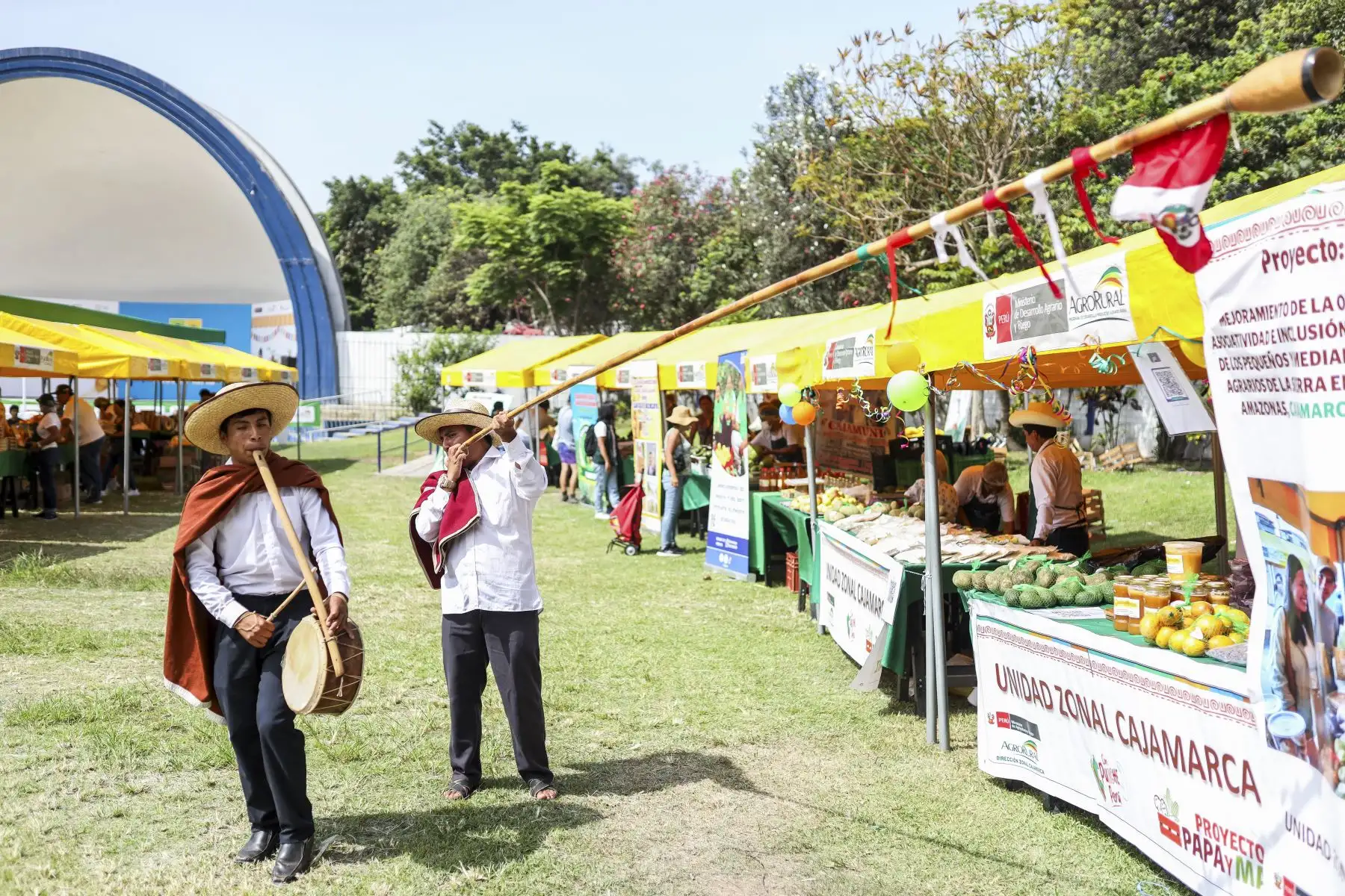 El Ministerio de Desarrollo Agrario y Riego dio inicio a una nueva edición de la feria “De la Chacra a la Olla”, el mercado itinerante más grande del país, que reunió a 80 pequeños productores agropecuarios de los lugares más alejados. Foto: Midagri