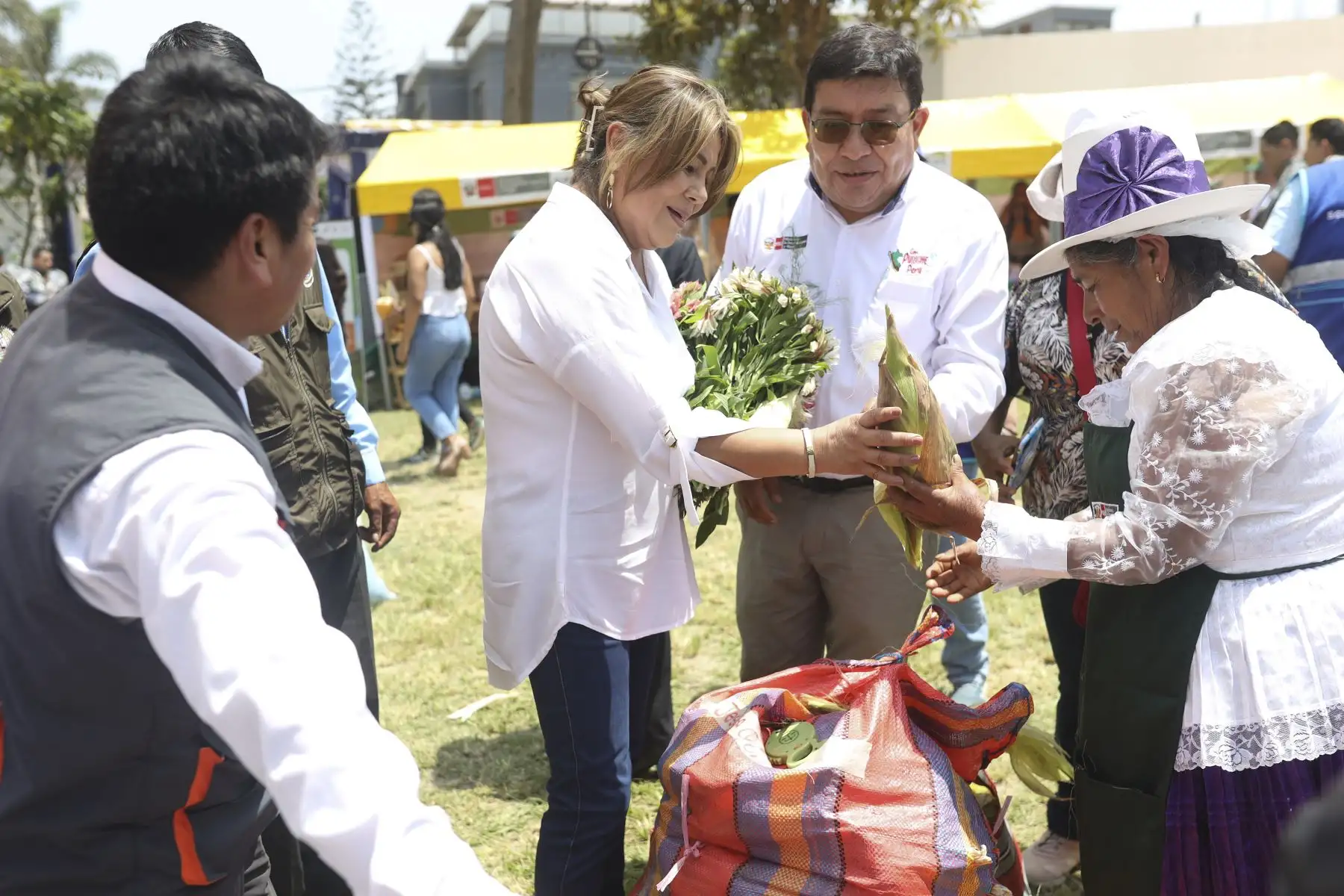 La apertura de esta feria estuvo liderada por la ministra Jennifer Contreras, quién visitó los stands de pequeños productores. Foto: Midagri