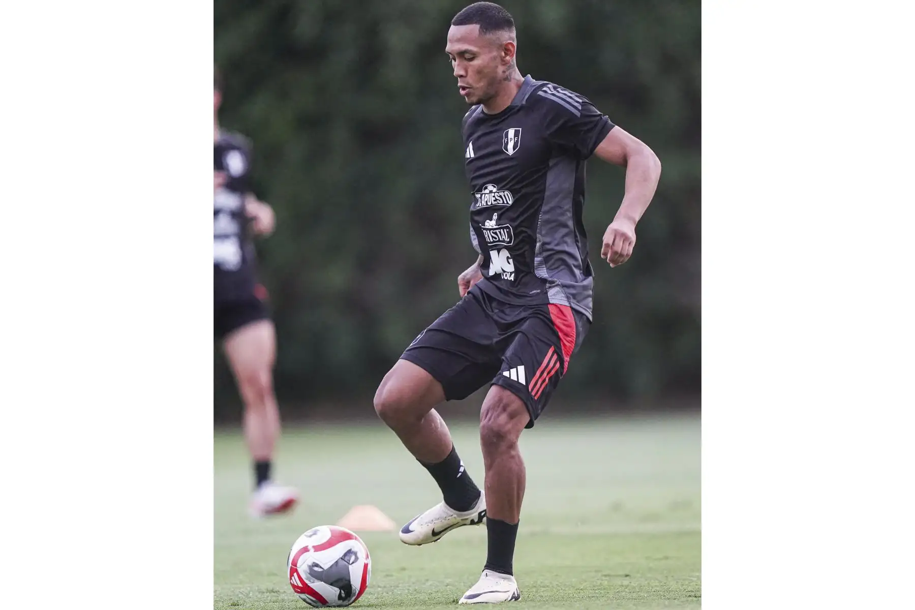 Brian Reyna se integró al equipo. La selección peruana continúa con los entrenamientos en la Videna para su partido encuentro amistoso ante Nicaragua. Foto: FPF