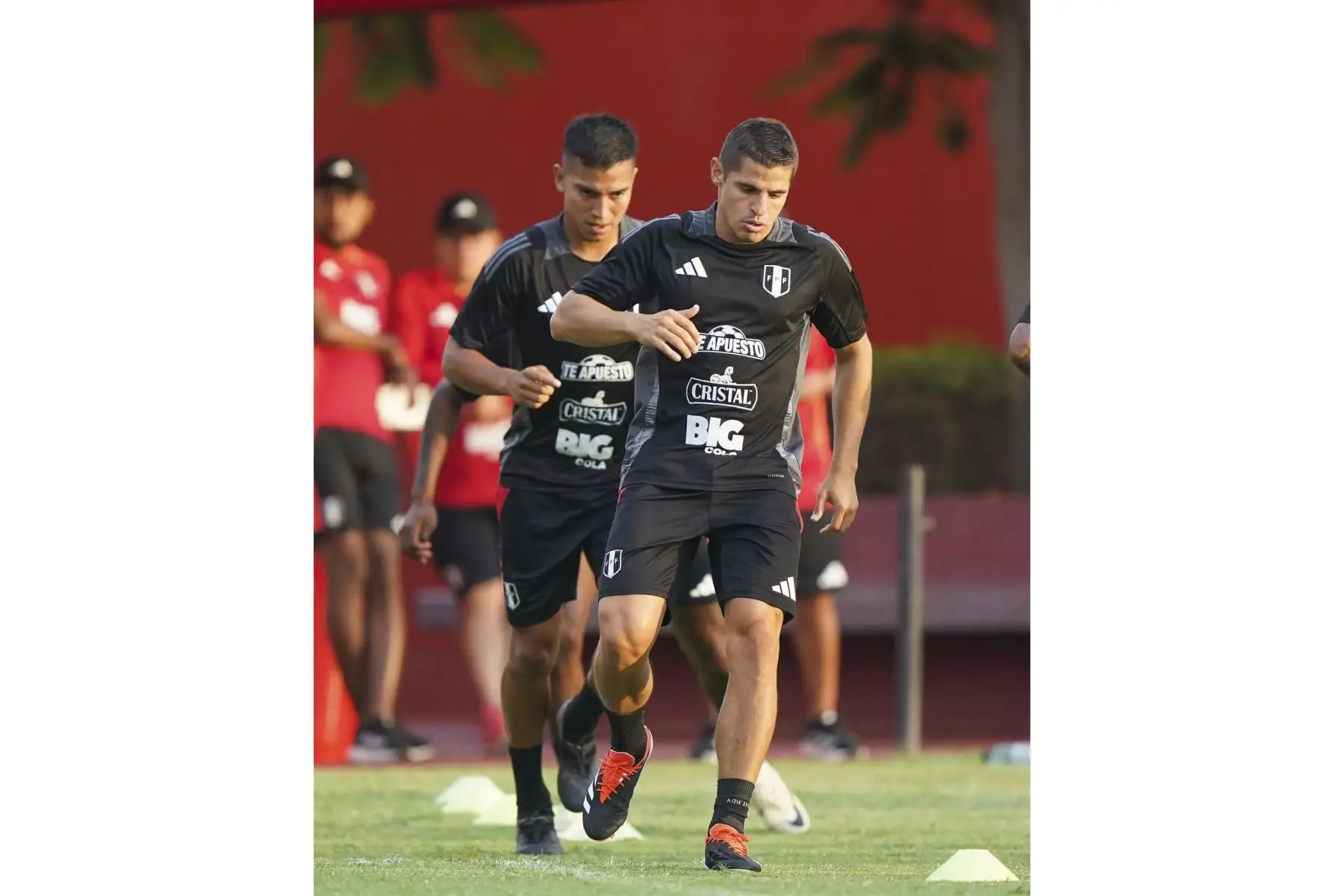 Aldo Corzo y Martín Távara, seleccionados del medio local. La selección peruana continúa con los entrenamientos en la Videna para su partido encuentro amistoso ante Nicaragua. Foto: FPF
