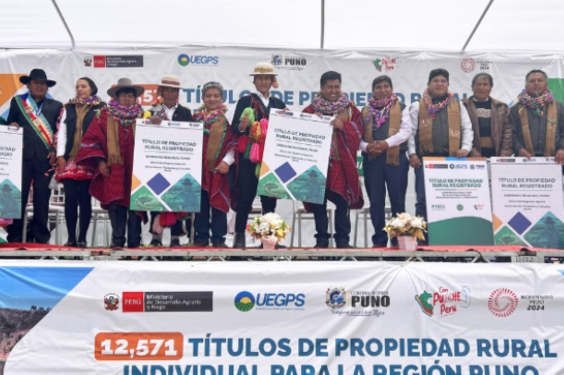 Midagri entregó más de 12,000 titulos de propiedad a campesinos de Puno y Ucayali. Foto: Cortesía.