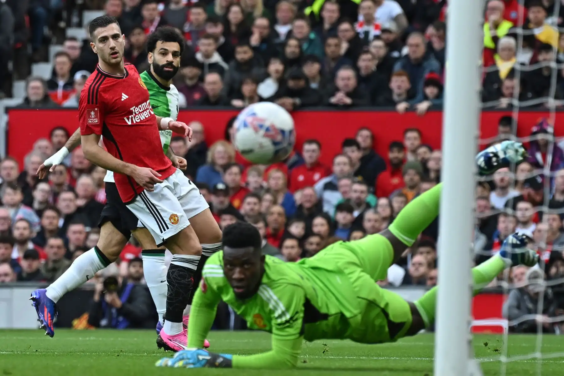 El delantero egipcio del Liverpool, Mohamed Salah, observa su disparo durante el partido de fútbol del cuarto final de la Copa FA inglesa entre Manchester United y Liverpool. Foto: ANDINA/AFP
