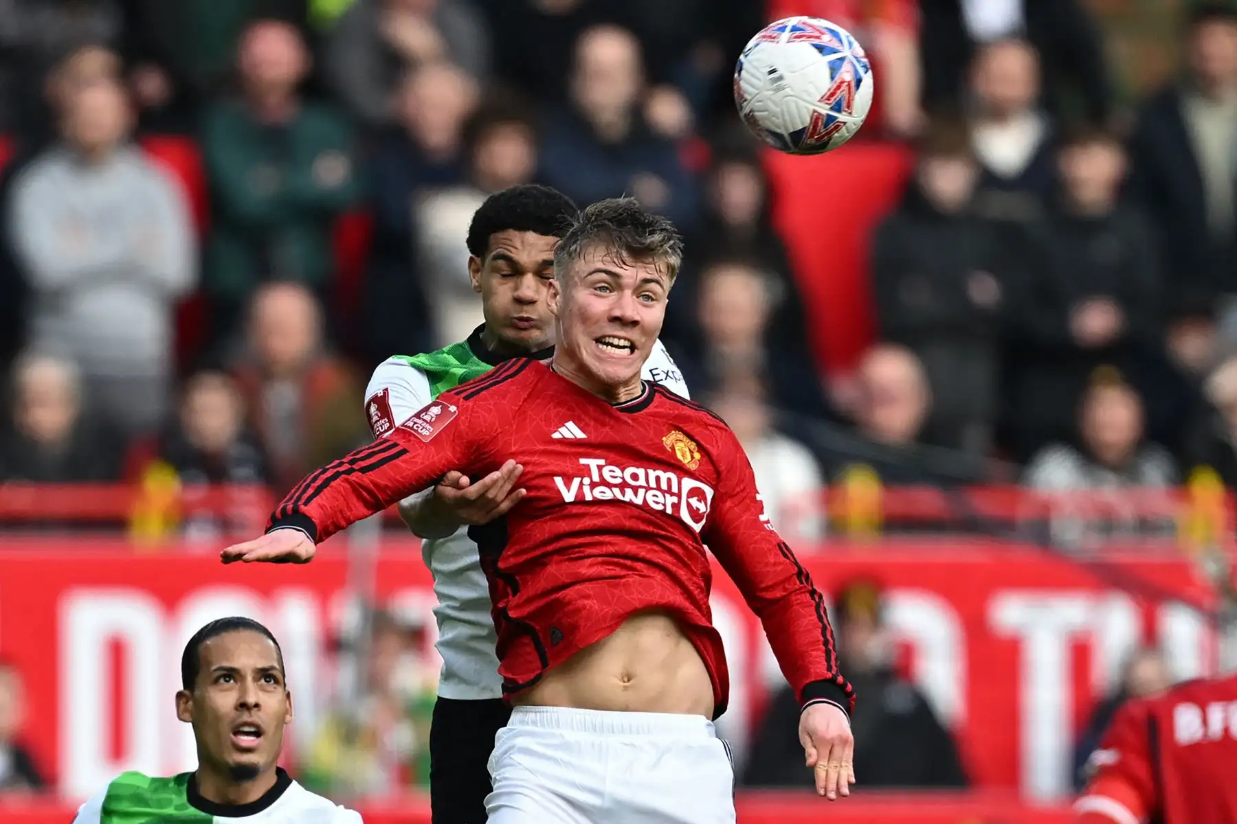 El defensor inglés del Liverpool  Jarell Quansah compite con el delantero danés del Manchester United  Rasmus Hojlund  durante el partido de fútbol de los cuartos de final de la Copa FA inglesa entre Manchester United y Liverpool. Foto: ANDINA/AFP