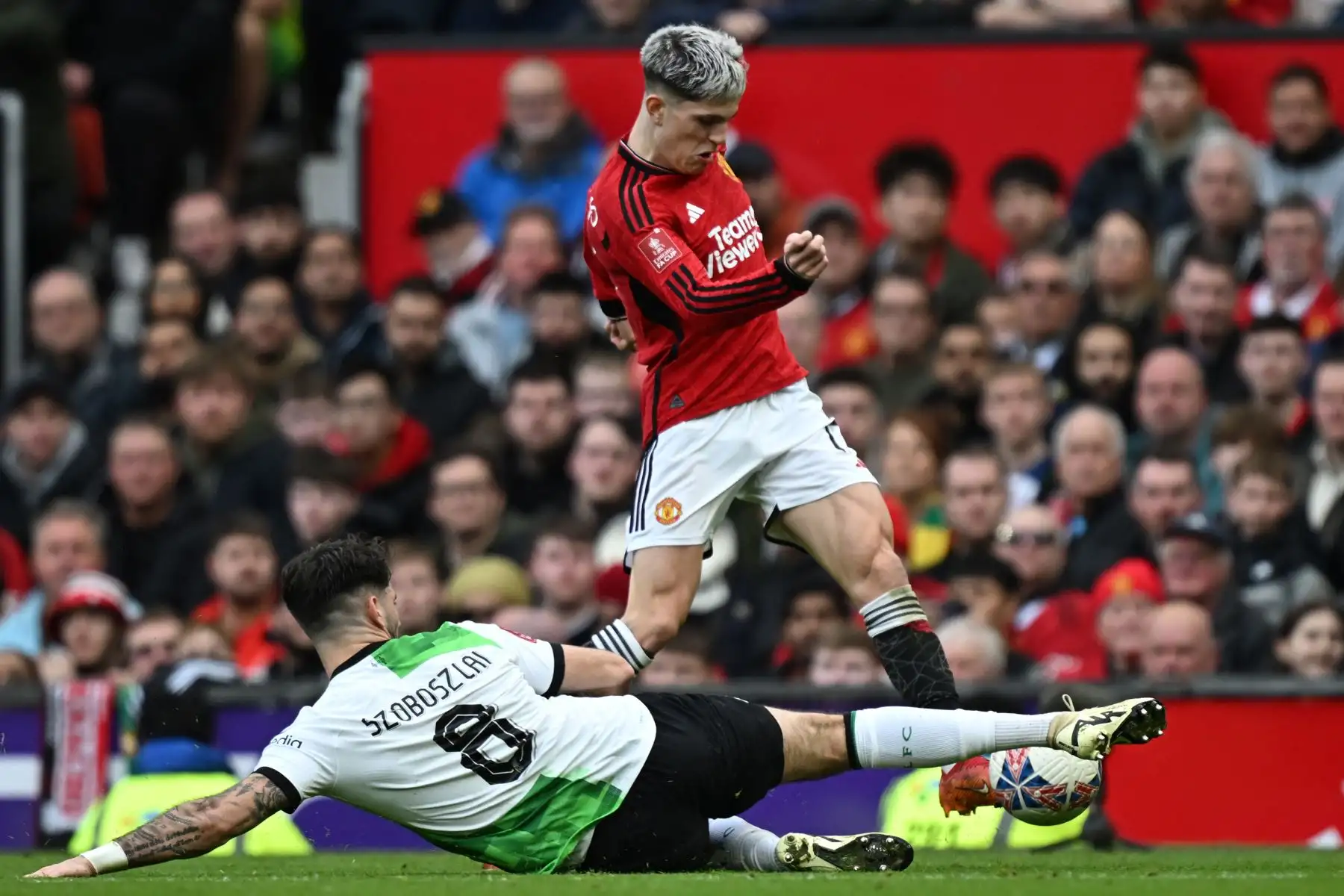 El centrocampista húngaro del Liverpool Dominik Szoboszlai se enfrenta al centrocampista argentino del Manchester United Alejandro Garnacho durante el partido de fútbol de los cuartos de final de la Copa FA inglesa entre el Manchester United y el Liverpool. Foto: ANDINA/AFP