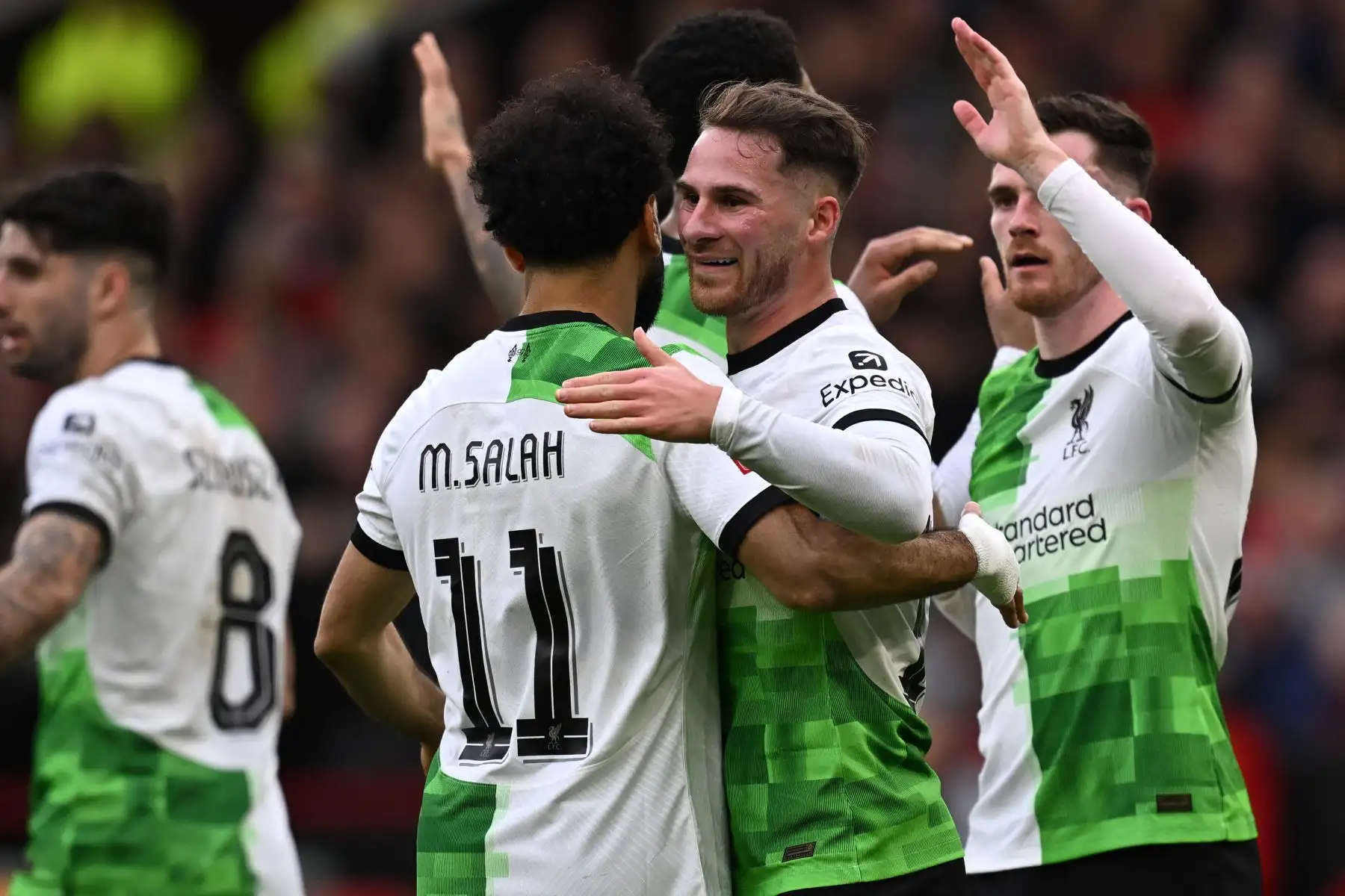 El delantero egipcio del Liverpool Mohamed Salah es felicitado por el centrocampista argentino del Liverpool Alexis Mac Allister después de marcar su segundo gol durante el partido de fútbol de los cuartos de final de la Copa FA inglesa entre el Manchester United y el Liverpool. Foto: ANDINA/AFP