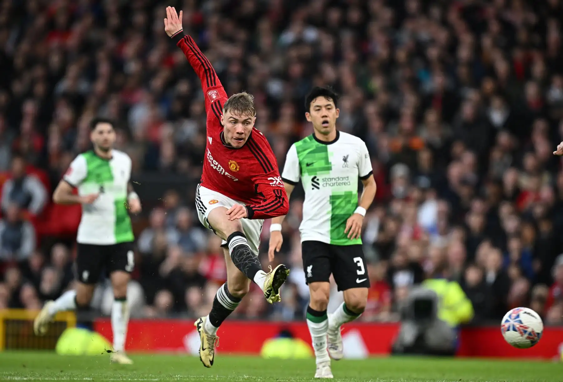 El delantero danés del Manchester United, Rasmus Hojlund, tiene un disparo fallido durante el partido de fútbol de cuartos de final de la Copa FA inglesa entre Manchester United y Liverpool. Foto: ANDINA/AFP