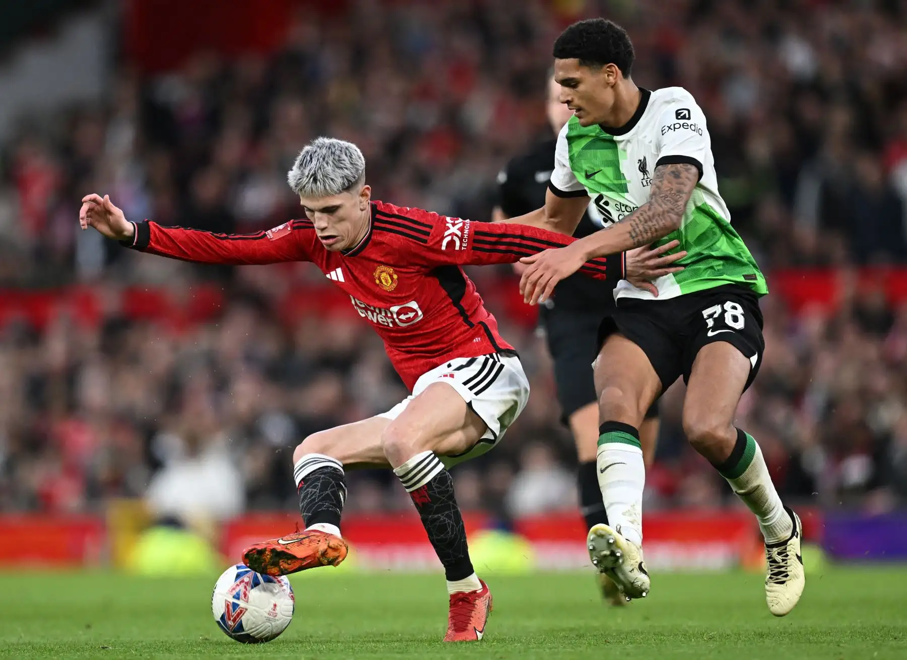 El mediocampista argentino del Manchester United  Alejandro Garnacho compite con el defensor inglés del Liverpool Jarell Quansah durante el partido de fútbol de cuartos de final de la Copa FA inglesa entre Manchester United y Liverpool. Foto. ANDINA/AFP