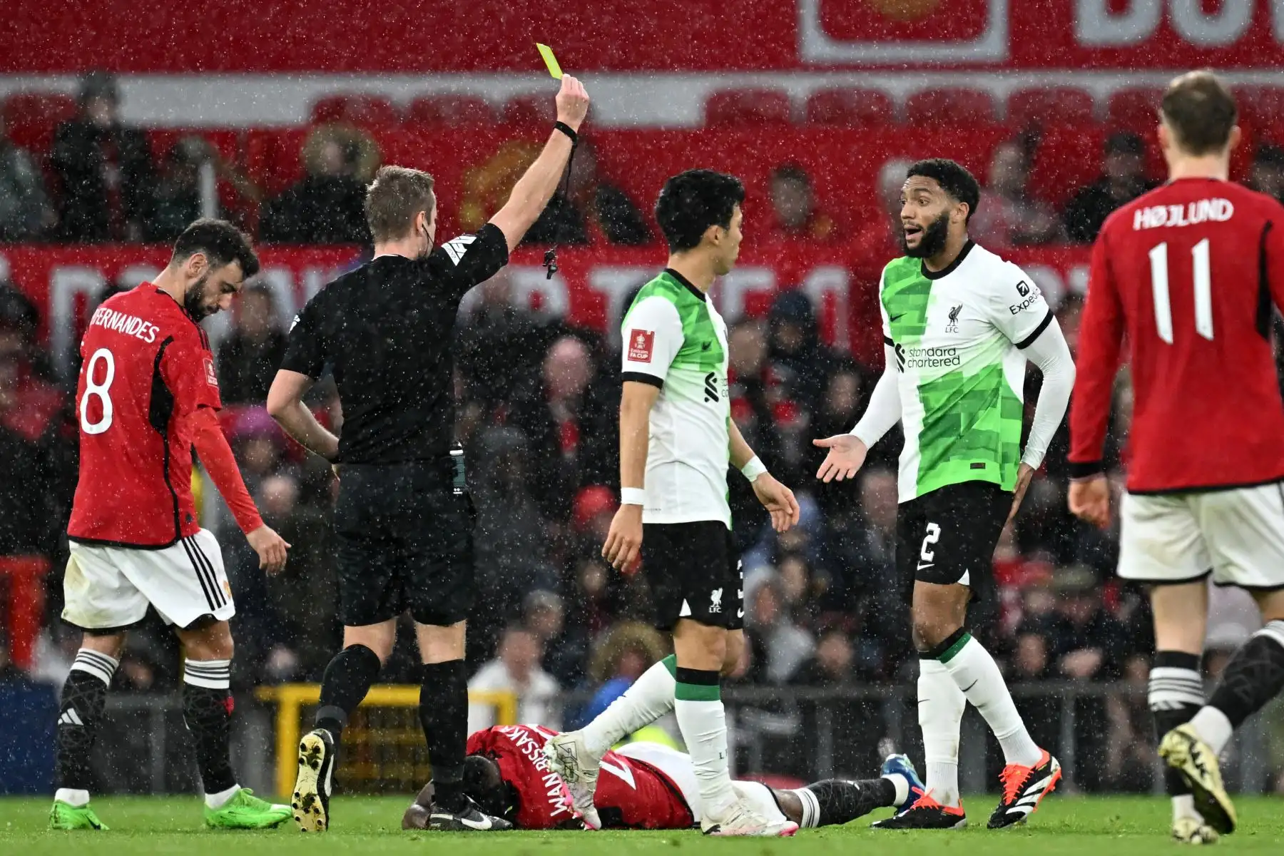 El árbitro inglés John Brooks muestra una tarjeta amarilla al defensor inglés del Liverpool Joe Gomez durante el partido de fútbol de los cuartos de final de la Copa FA inglesa entre Manchester United y Liverpool. Foto: ANDINA/ AFP