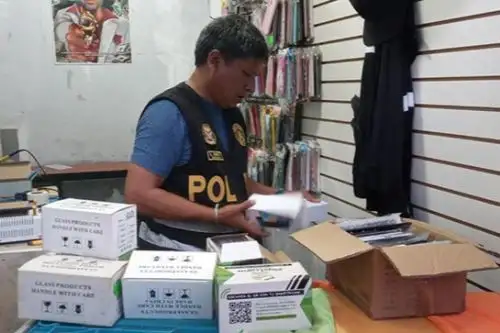 PNP incautó 150 celulares y detuvo a 11 personas tras intervenir un mercado ilegal en SJL. Foto:ANDINA/Difusión