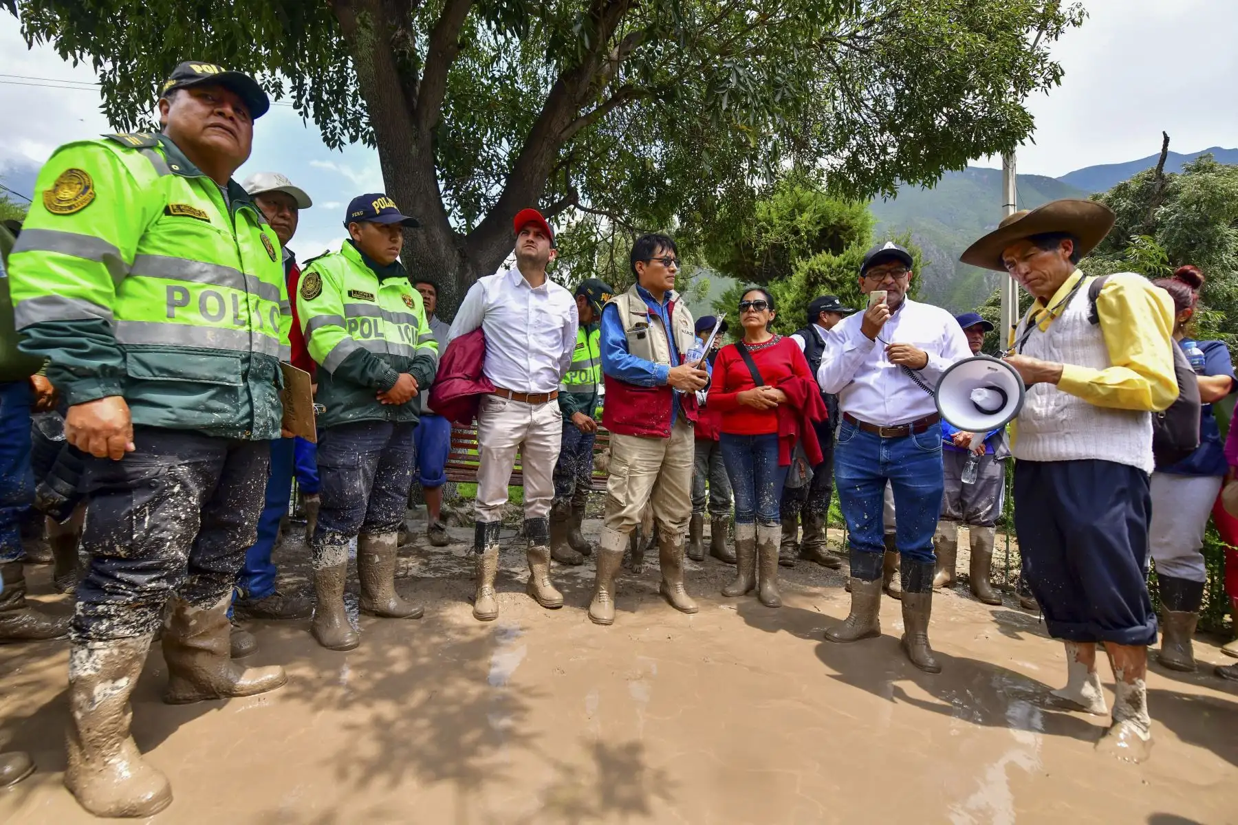 El gobernador de Arequipa llegó al distrito de Alca para constatar las consecuencias de los huaicos. Los pobladores recibieron las mochilas de emergencia, las cuales fueron transportadas por helicóptero. Foto: Cortesía Diego Ramos