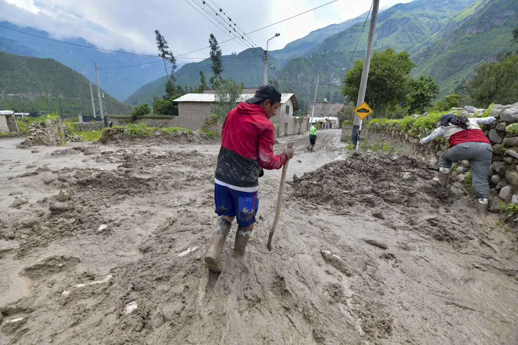 El gobernador de Arequipa llegó al distrito de Alca para constatar las consecuencias de los huaicos. Los pobladores recibieron las mochilas de emergencia, las cuales fueron transportadas por helicóptero. Foto: Cortesía Diego Ramos