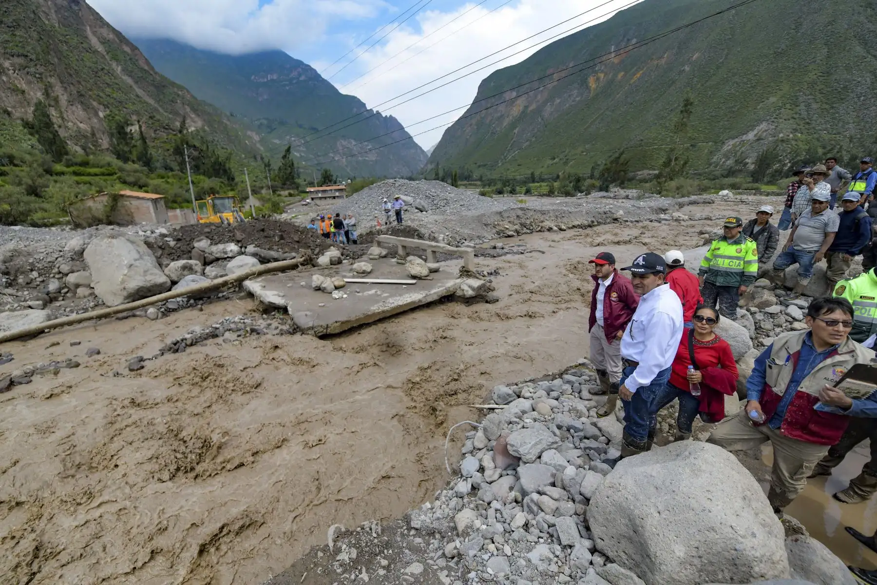 El gobernador de Arequipa llegó al distrito de Alca para constatar las consecuencias de los huaicos. Los pobladores recibieron las mochilas de emergencia, las cuales fueron transportadas por helicóptero. Foto: Cortesía Diego Ramos