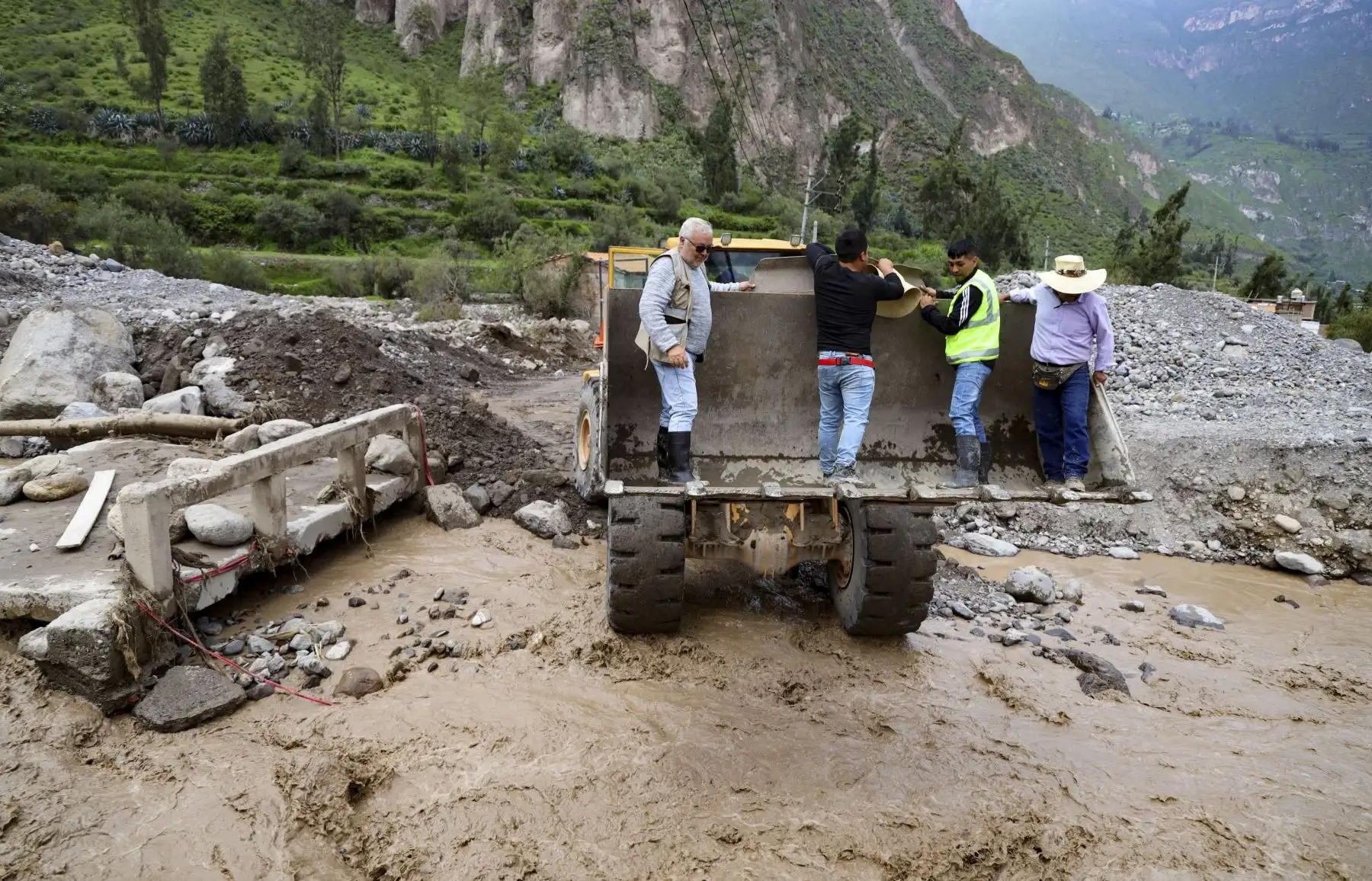 El gobernador de Arequipa llegó al distrito de Alca para constatar las consecuencias de los huaicos. Los pobladores recibieron las mochilas de emergencia, las cuales fueron transportadas por helicóptero. Foto: Cortesía Diego Ramos