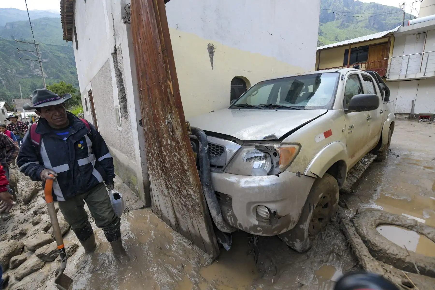 El gobernador de Arequipa llegó al distrito de Alca para constatar las consecuencias de los huaicos. Los pobladores recibieron las mochilas de emergencia, las cuales fueron transportadas por helicóptero. Foto: Cortesía Diego Ramos