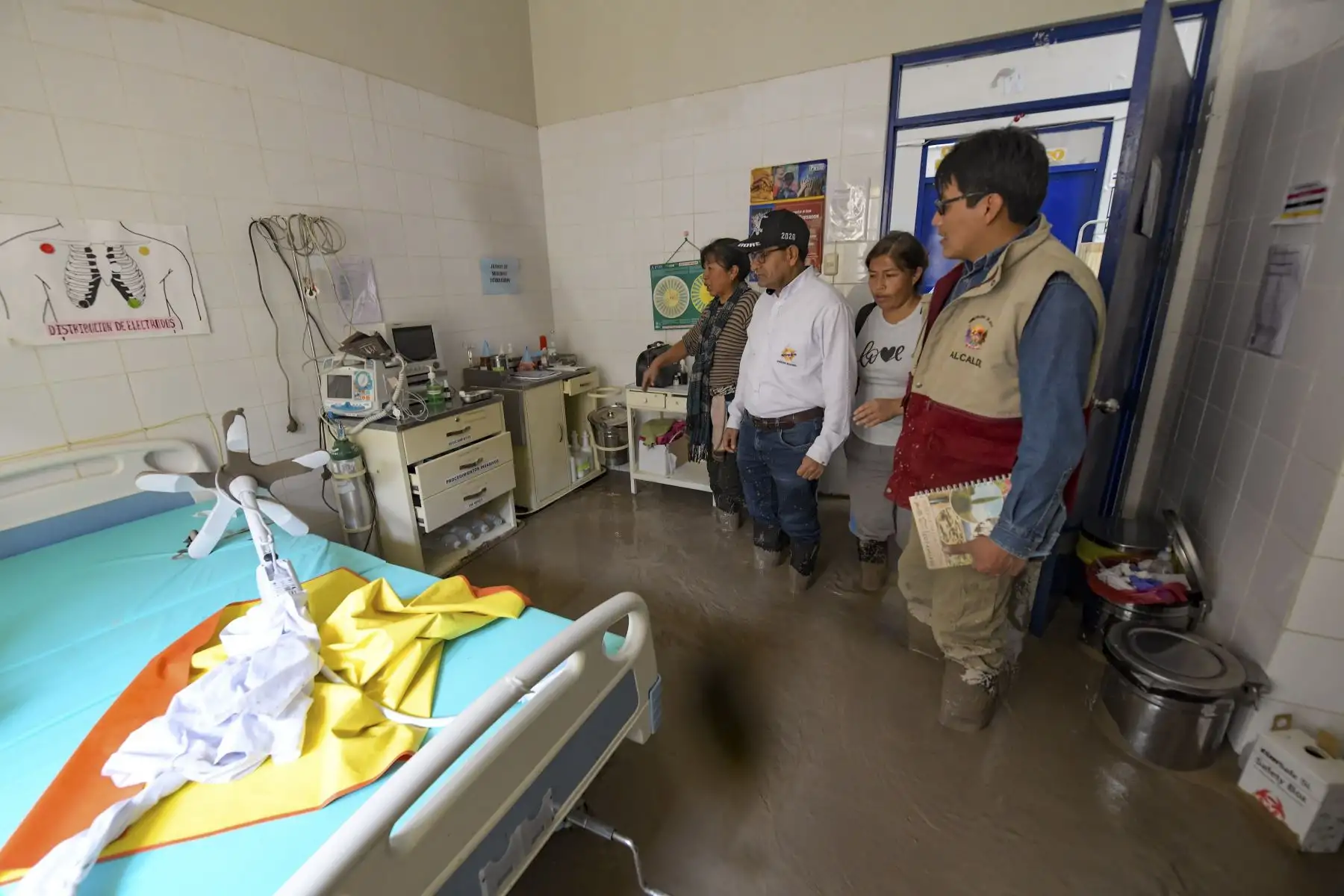 El gobernador de Arequipa llegó al distrito de Alca para constatar las consecuencias de los huaicos. Los pobladores recibieron las mochilas de emergencia, las cuales fueron transportadas por helicóptero. Foto: Cortesía Diego Ramos