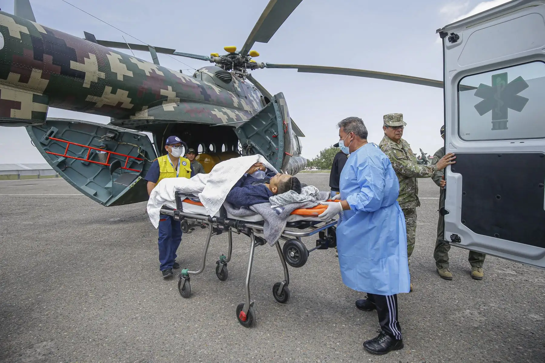 En un vuelo humanitario fue trasladado del distrito de Alca hasta Arequipa el ciudadano Cristian Negron Córdova, un varón de aproximadamente 40 años, que sufrió un accidente el día de ayer y, debido al huaico registrado en la zona, no pudo ser atendido. Foto: Cortesía Diego Ramos