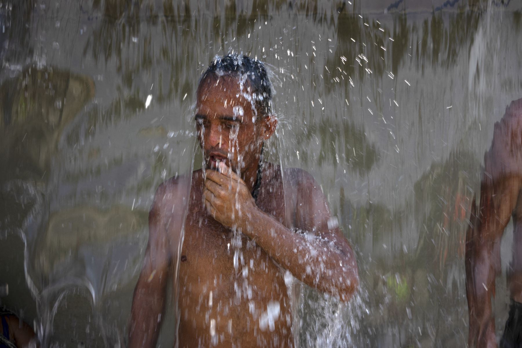 Un hombre se refresca en el Parque Madureira, en la zona norte de Río de Janeiro, Brasil. Foto: AFP