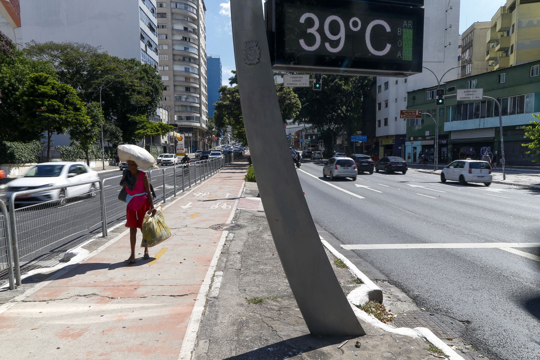 Vista de un termómetro callejero que marca 39 grados Celsius (102,2 F) en la ciudad de Sao Paulo, Brasil, el 17 de marzo de 2024. Foto: AFP