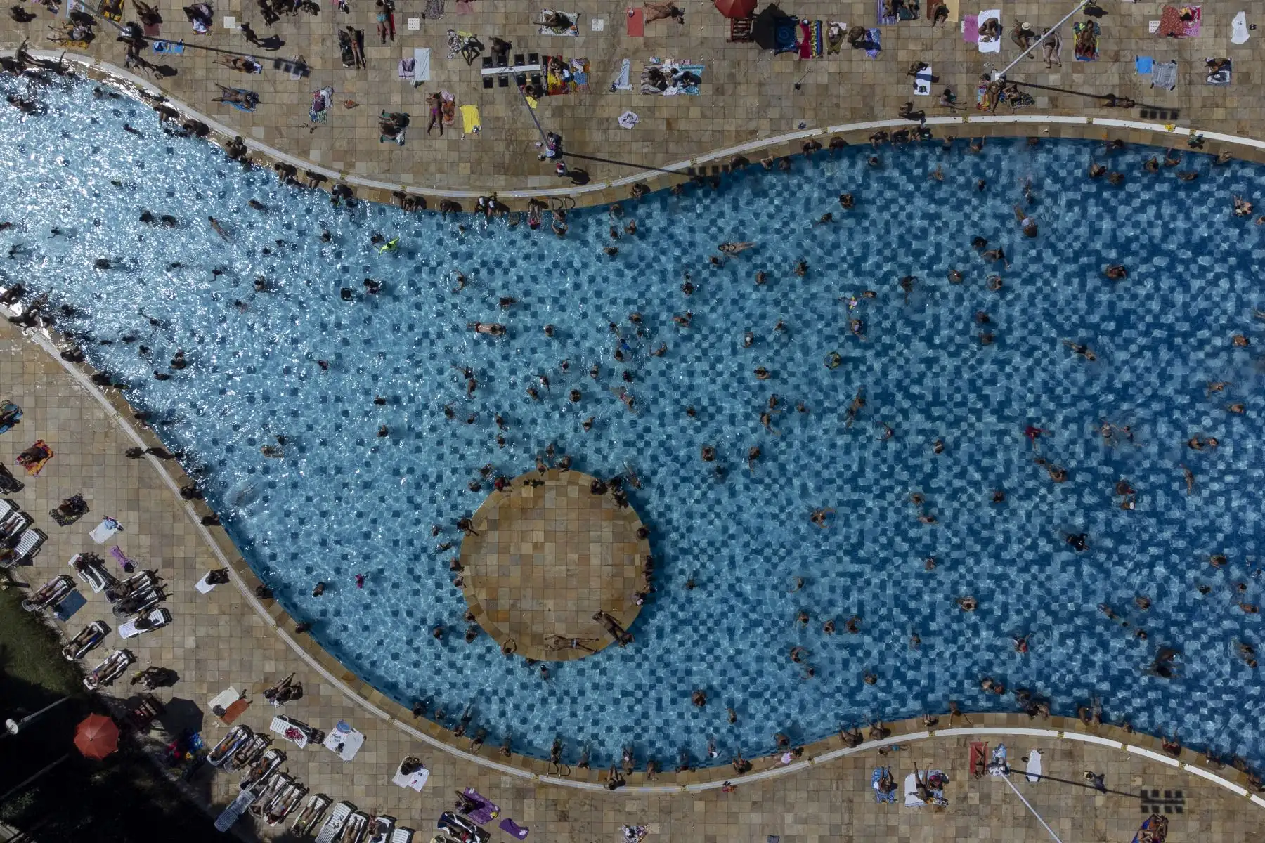 Una vista aérea muestra a los bañistas en las piscinas del Sesc Belenzinho en medio de una ola de calor en Sao Paulo, Brasil, el 17 de marzo de 2024. Una nueva ola de calor está azotando Brasil, con temperaturas récord que azotaron a los residentes de Río de Janeiro y Sao Paulo el domingo. para derramarse sobre playas y parques. En el oeste de Río, la sensación térmica alcanzó los 60,1 grados centígrados el sábado. Foto: AFP