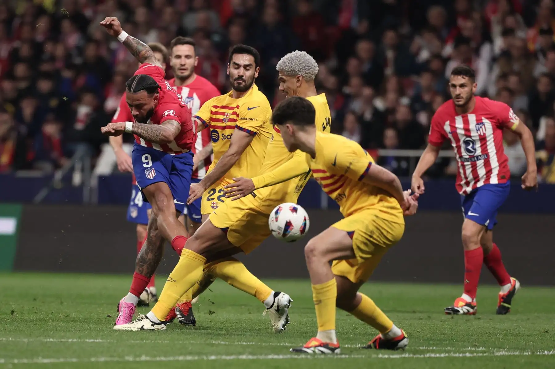El delantero holandés del Atlético de Madrid #09 Memphis Depay (L) compite por el balón con el mediocampista alemán del Barcelona #22 Ilkay Gundogan y el defensor uruguayo del Barcelona #04 Ronald Araujo durante el partido de fútbol de la liga española entre el Club Atlético de Madrid y el FC Barcelona en el estadio Metropolitano de Madrid a 17 de marzo de 2024. Foto: AFP