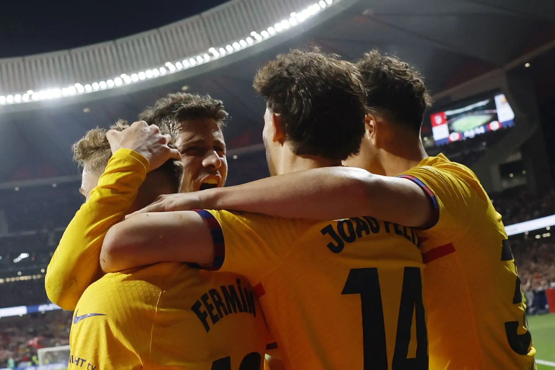El mediocampista español del Barcelona, Fermín López, celebra con sus compañeros el tercer gol de su equipo durante el partido de fútbol de la liga española entre el Club Atlético de Madrid y el FC Barcelona en el estadio Metropolitano de Madrid el 17 de marzo de 2024. Foto: AFP
