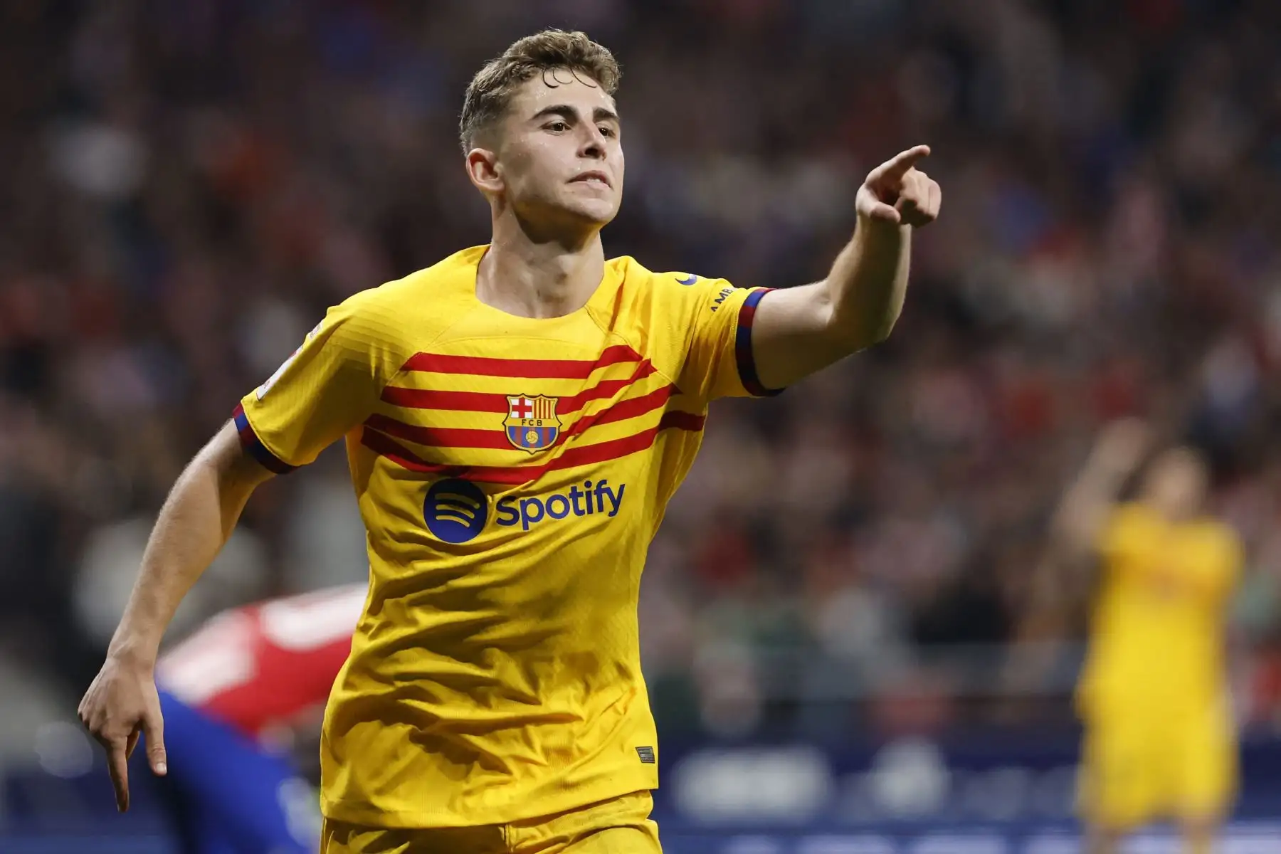 El centrocampista español del Barcelona Fermín López celebra marcar el tercer gol de su equipo Robert Lewandowski durante el partido de fútbol de la liga española entre el Club Atlético de Madrid y el FC Barcelona en el estadio Metropolitano de Madrid el 17 de marzo de 2024. Foto: AFP