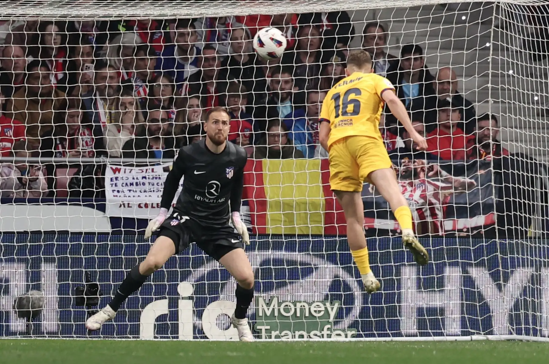 El centrocampista español del Barcelona, Fermín López, anota el tercer gol de su equipo durante el partido de fútbol de la liga española entre el Club Atlético de Madrid y el FC Barcelona en el estadio Metropolitano de Madrid el 17 de marzo de 2024. Foto: AFP