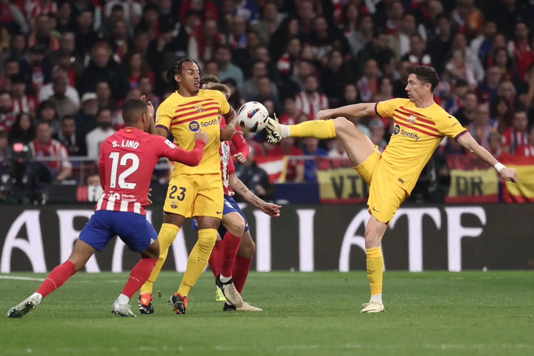 El delantero brasileño del Atlético de Madrid #12 Samuel Lino compite por el balón con el defensa francés del Barcelona #23 Jules Kounde y el delantero polaco del Barcelona #09 Robert Lewandowski durante el partido de fútbol de la liga española entre el Club Atlético de Madrid y el FC Barcelona en el estadio Metropolitano de Madrid en marzo 17, 2024. Foto: AFP