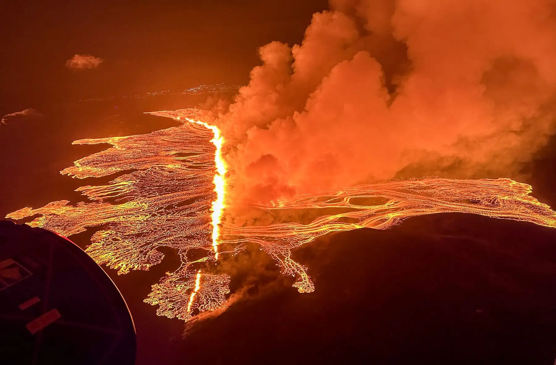Esta fotografía publicada por la Guardia Costera de Islandia muestra nubes de humo y lava saliendo de una nueva fisura durante una nueva erupción volcánica en las afueras de la ciudad evacuada de Grindavik, en el oeste de Islandia. Foto: AFP