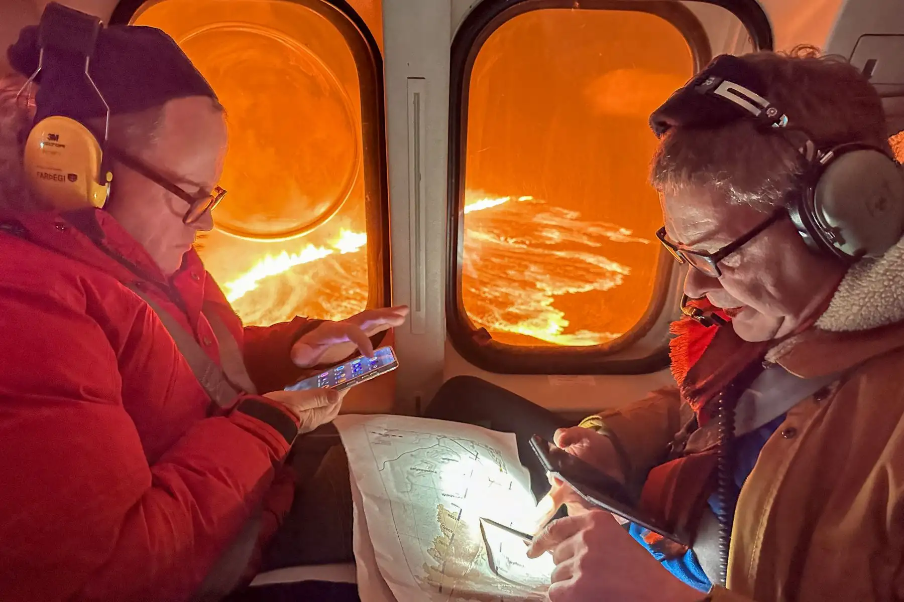 Esta fotografía publicada por la Guardia Costera de Islandia muestra nubes de humo y lava saliendo de una nueva fisura, durante un vuelo de vigilancia sobre una nueva erupción volcánica en las afueras de la ciudad evacuada de Grindavik, en el oeste de Islandia. El jueves comenzó una erupción volcánica en la península de Reykjanes, en el suroeste de Islandia, la tercera que azota la zona desde diciembre, dijeron las autoridades. Foto: AFP