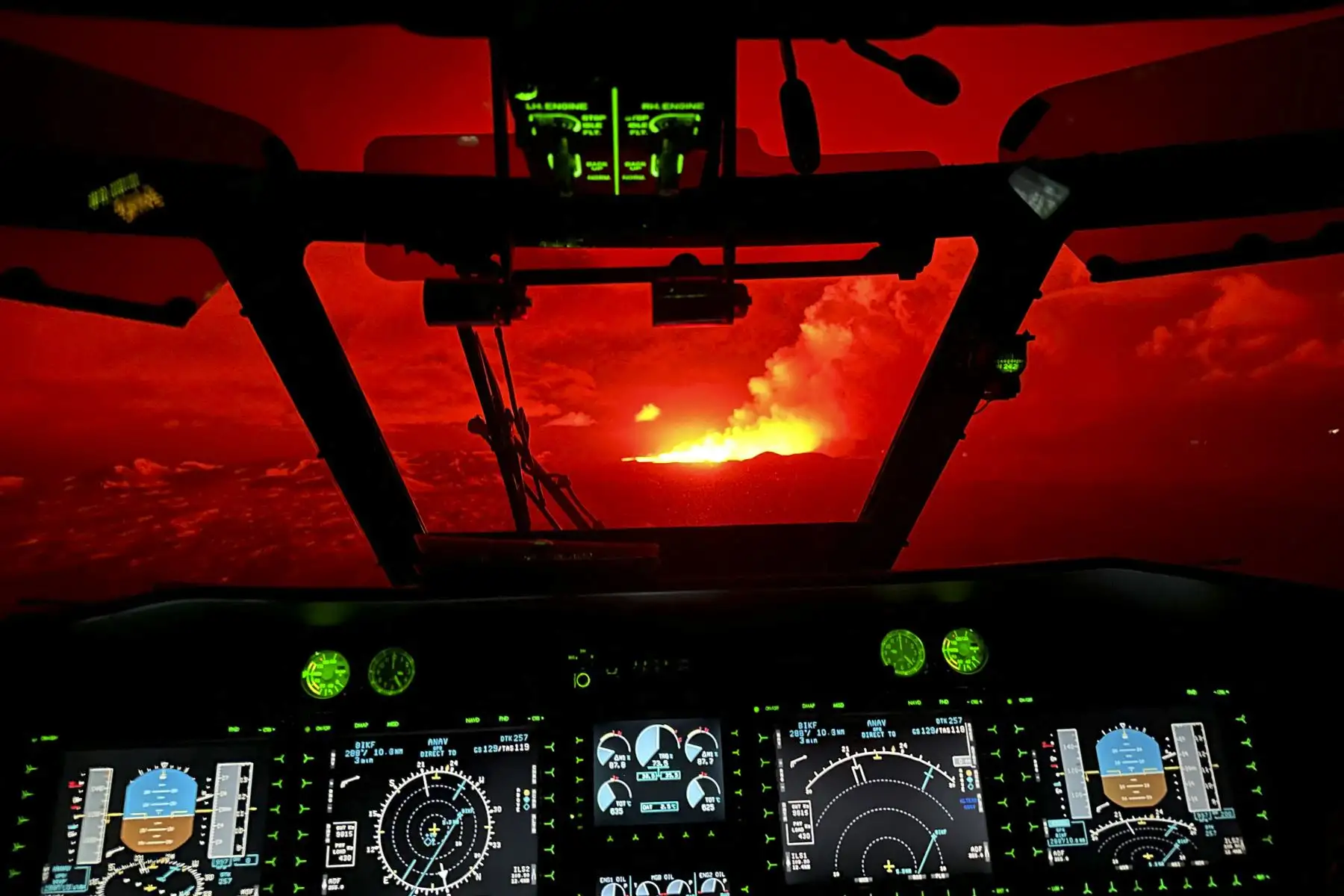 Esta fotografía publicada por la Guardia Costera de Islandia, muestra nubes de humo y lava saliendo de una nueva fisura, vistas desde la cabina de un helicóptero durante una nueva erupción volcánica en las afueras de la ciudad evacuada de Grindavik, en el oeste de Islandia. Foto: AFP