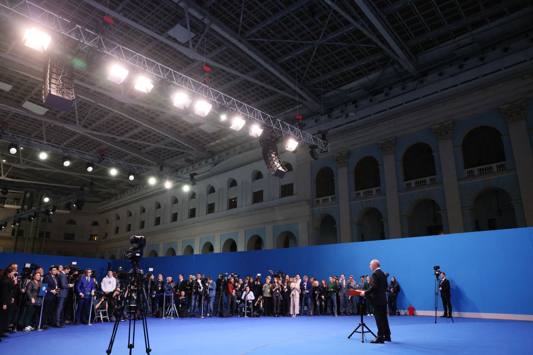 En esta fotografía colectiva distribuida por la agencia estatal rusa Sputnik, el presidente ruso y candidato presidencial Vladimir Putin se reúne con los medios de comunicación en su sede de campaña en Moscú. Foto: AFP