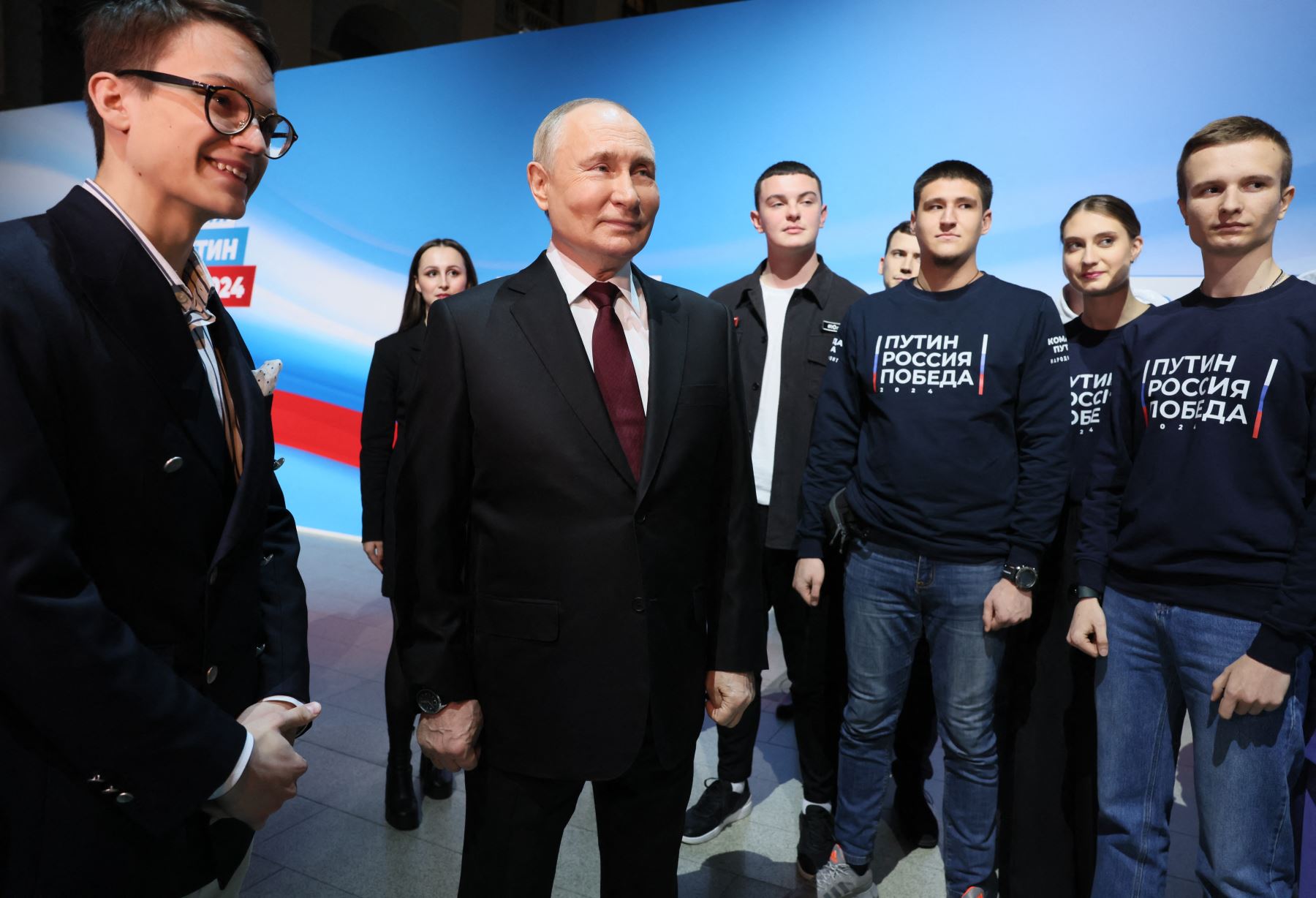 En esta fotografía colectiva distribuida por la agencia estatal rusa Sputnik, el presidente ruso y candidato presidencial Vladimir Putin se reúne con los medios de comunicación en su sede de campaña en Moscú. Foto: AFP