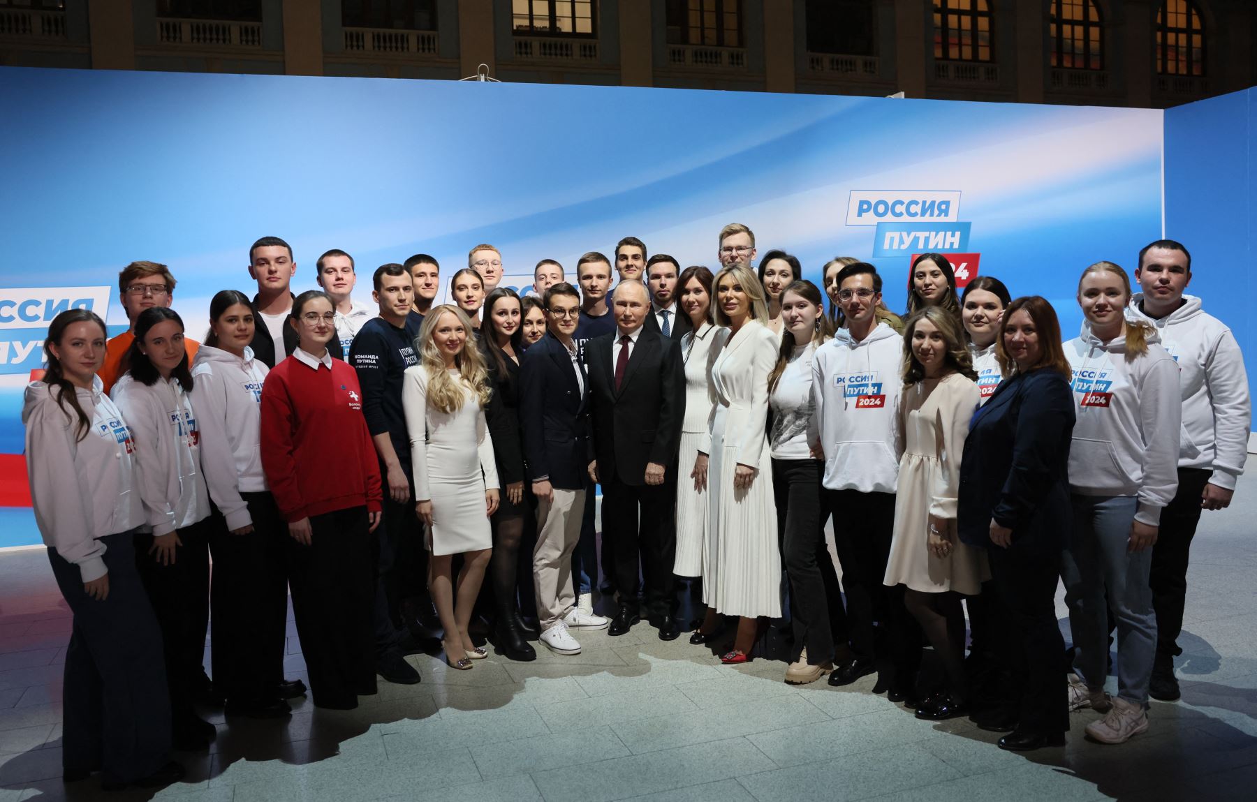 Vladimir Putin se reúne con su equipo de campaña en Moscú. Foto: AFP