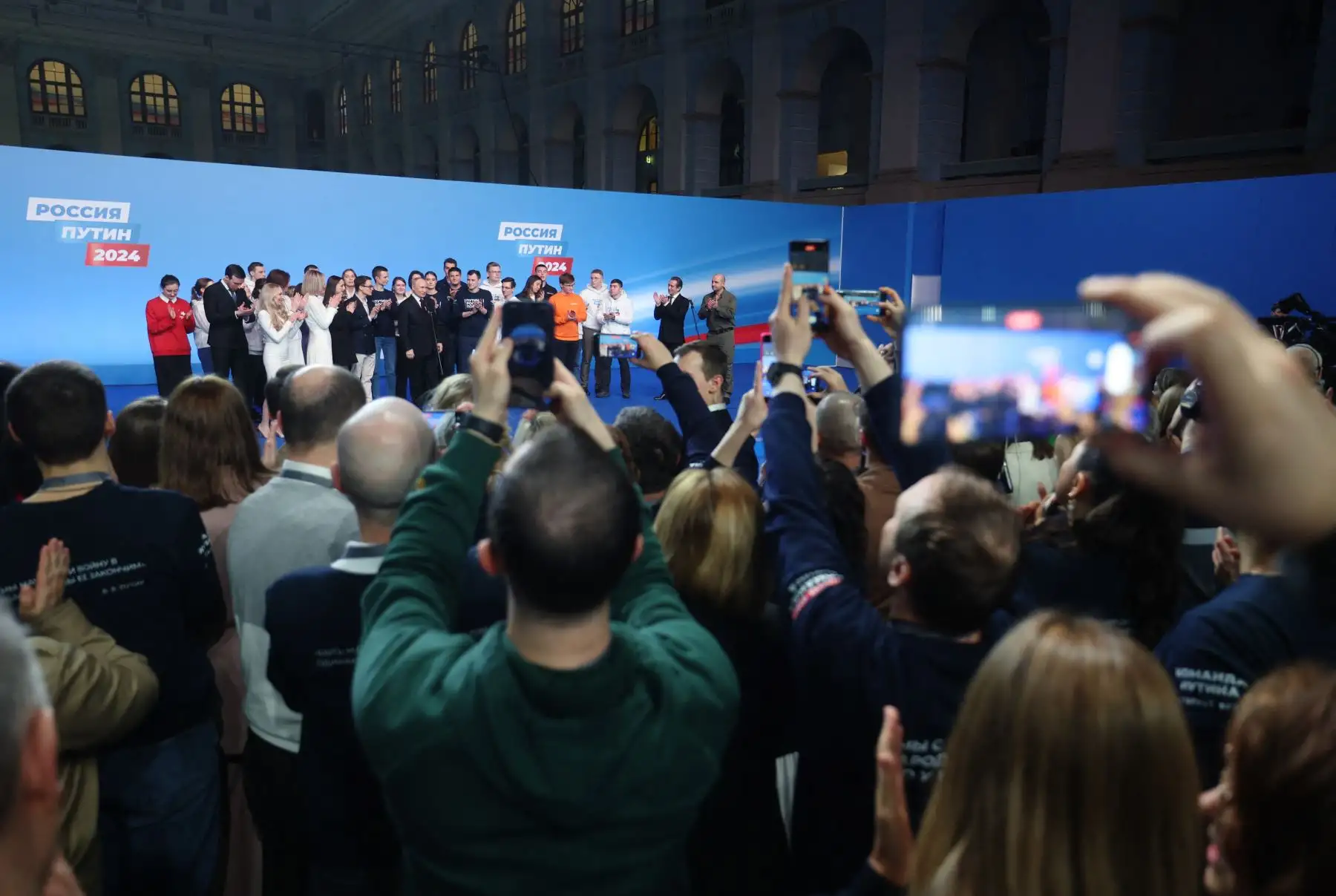 El presidente ruso y candidato presidencial Vladimir Putin se reúne con los medios de comunicación en su sede de campaña en Moscú. Foto: AFP