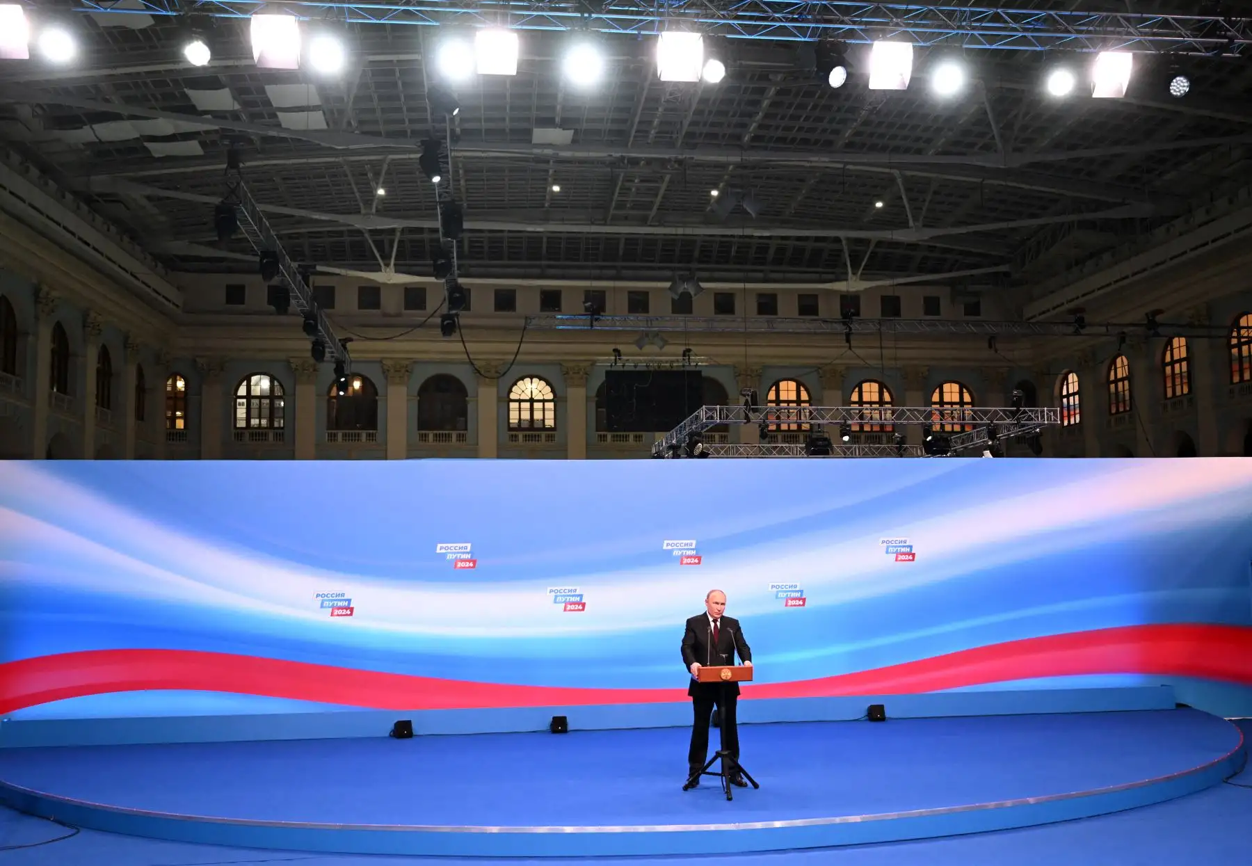 El presidente ruso y candidato presidencial Vladimir Putin se reúne con los medios de comunicación en su sede de campaña en Moscú. Foto: AFP