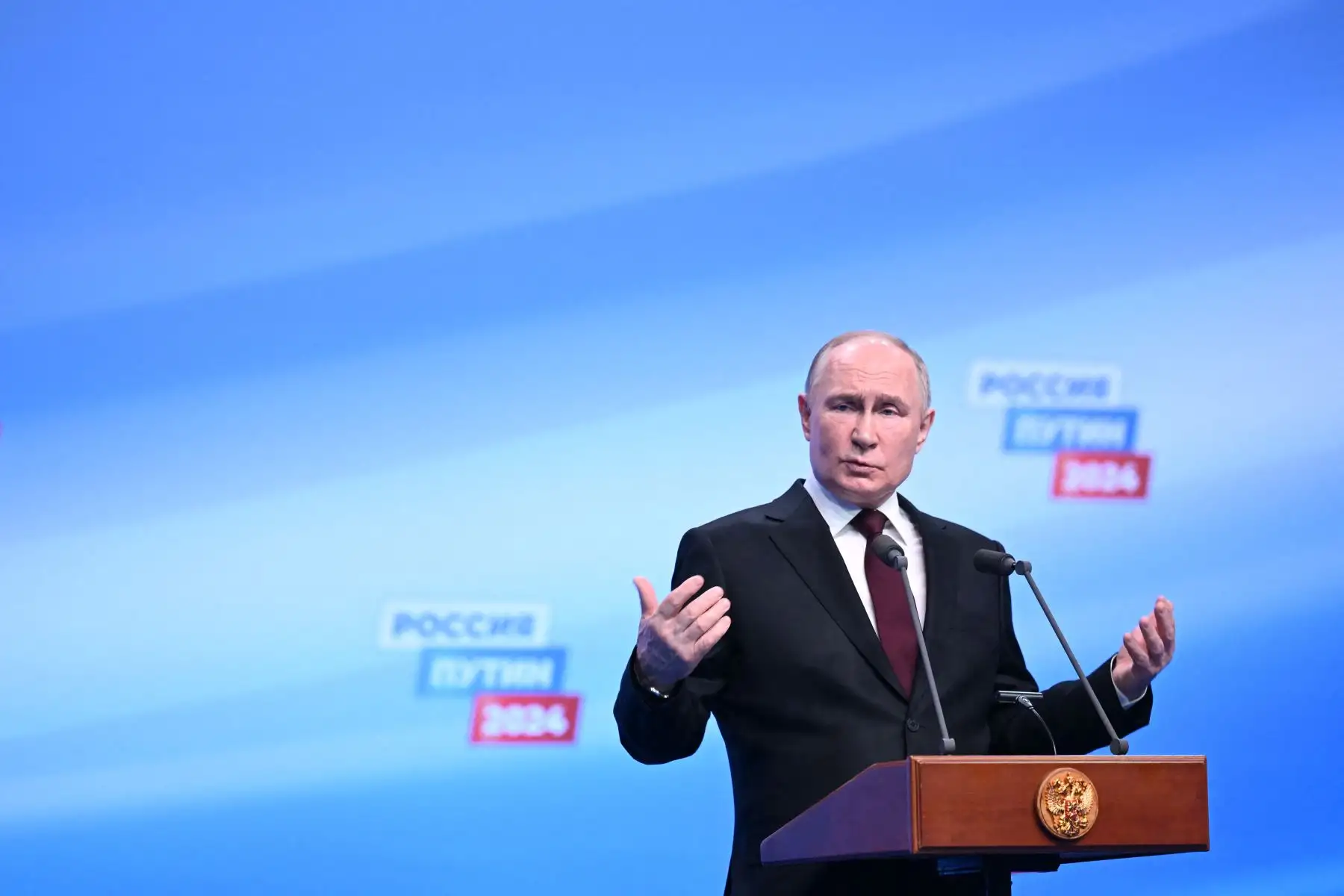 El presidente ruso y candidato presidencial Vladimir Putin se reúne con los medios de comunicación en su sede de campaña en Moscú. Foto: AFP