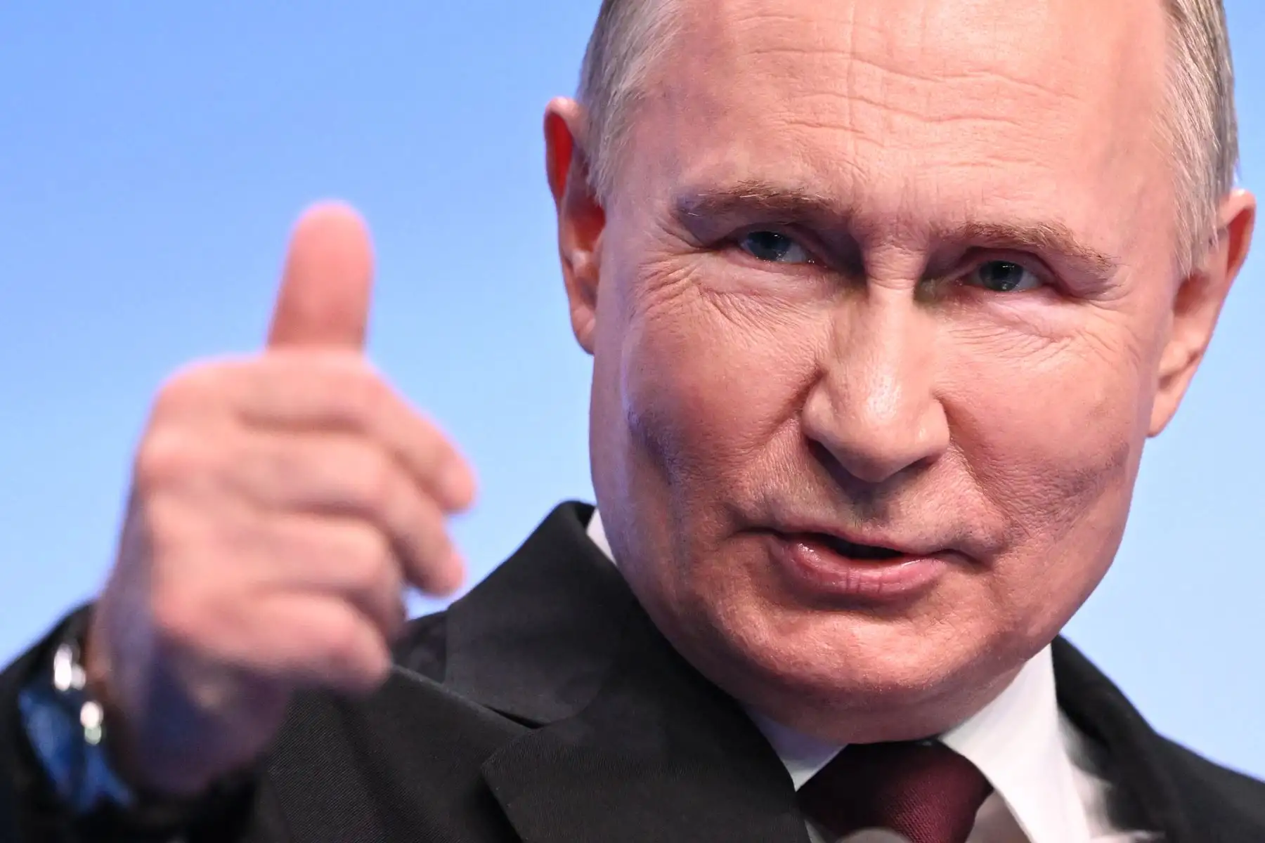 El presidente ruso y candidato presidencial Vladimir Putin se reúne con los medios de comunicación en su sede de campaña en Moscú. Foto: AFP