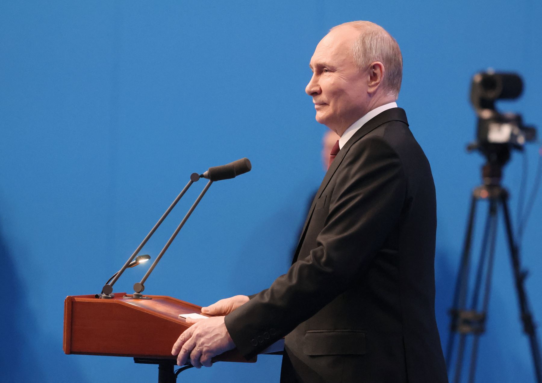 El presidente ruso y candidato presidencial Vladimir Putin se reúne con los medios de comunicación en su sede de campaña en Moscú. Foto: AFP