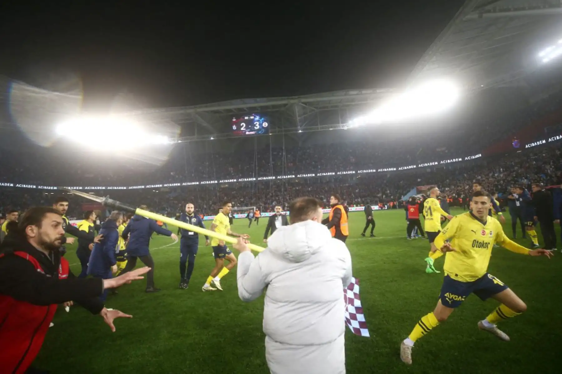 Doce personas fueron detenidas por los actos de violencia que estallaron el domingo por la noche tras un partido del campeonato de fútbol turco en Trabzon, anunció este lunes el ministro de Interior turco. Foto: AFP