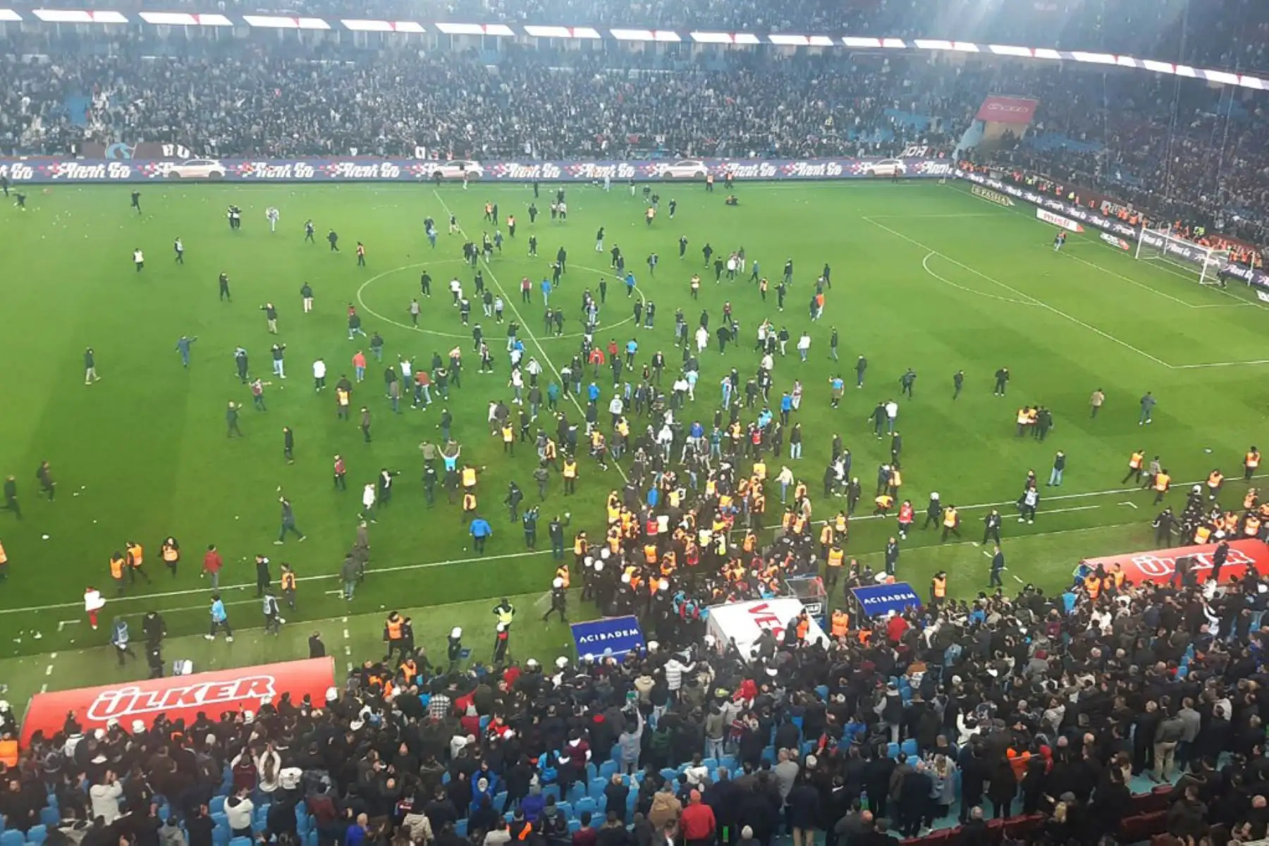 Un numeroso grupo de aficionados invadió el domingo por la noche el terreno de juego del estadio del Trabzonspor tras el pitido final del partido que significó la derrota del equipo local 2-3. Foto: AFP