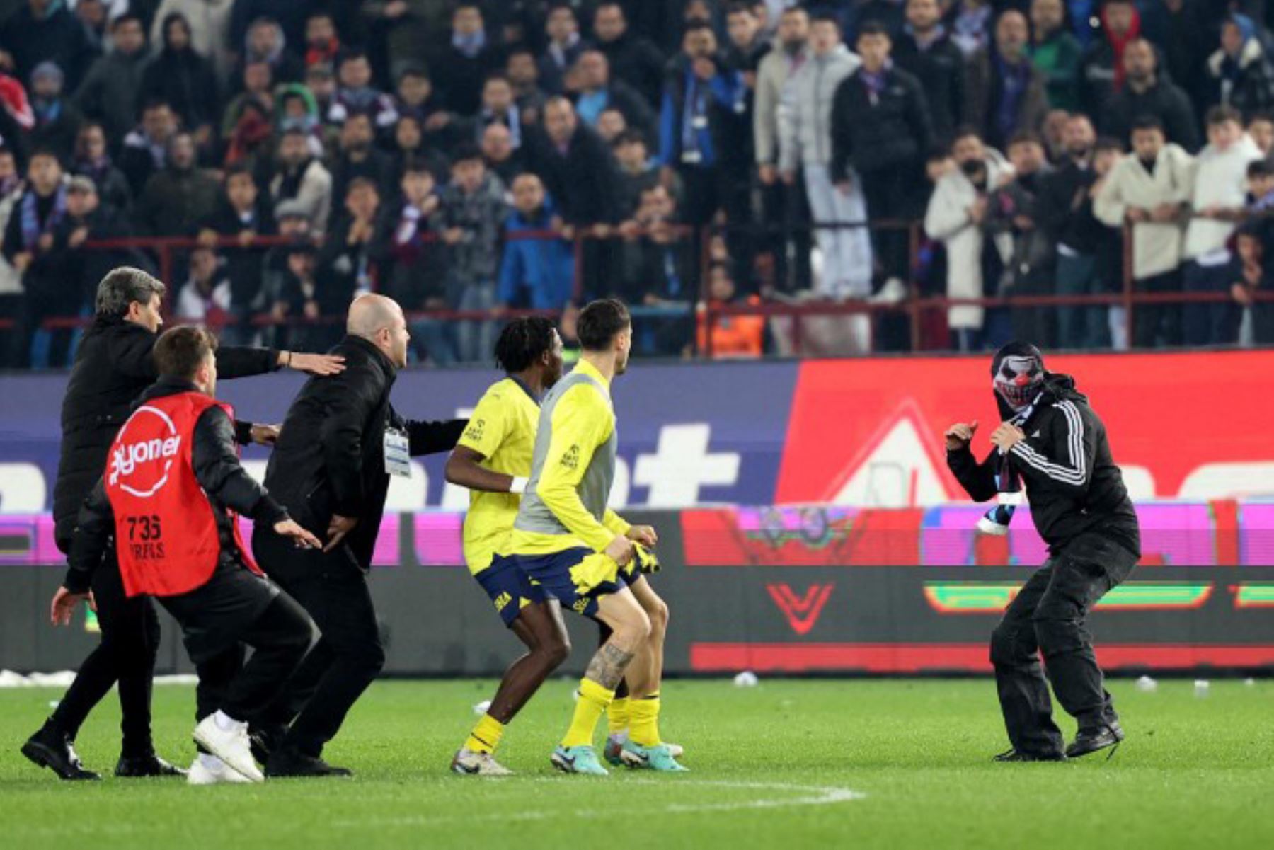 Estos aficionados amenazaron y atacaron a los futbolistas y técnicos del equipo estambulita y su portero, el internacional croata Dominik Livakovic, recibió un puñetazo en la cara. Foto: AFP