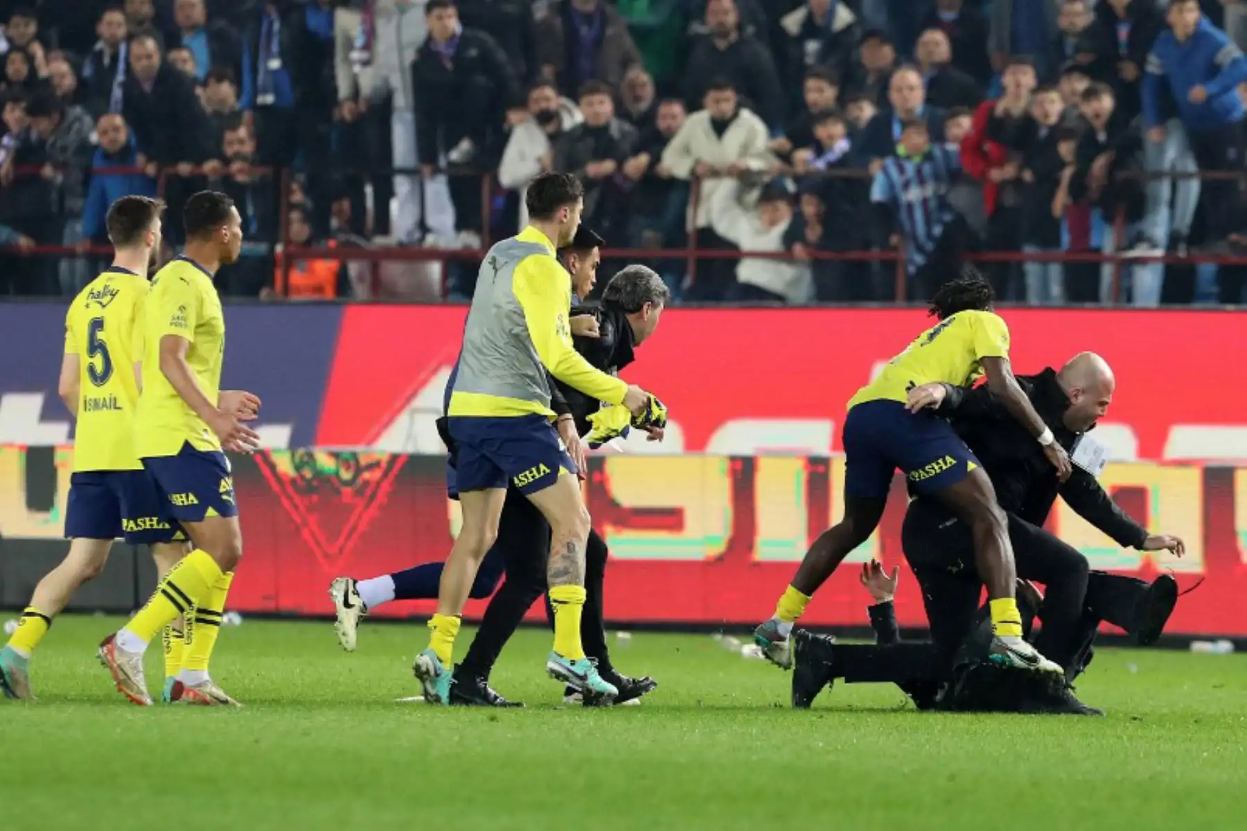 Estos aficionados amenazaron y atacaron a los futbolistas y técnicos del equipo estambulita y su portero, el internacional croata Dominik Livakovic, recibió un puñetazo en la cara. Foto: AFP
