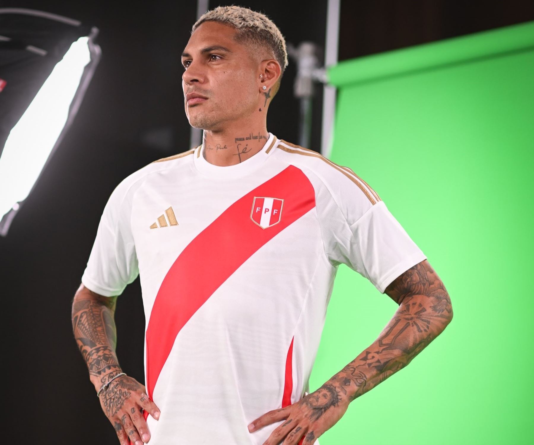 Paolo luce la nueva camiseta de la selección peruana
