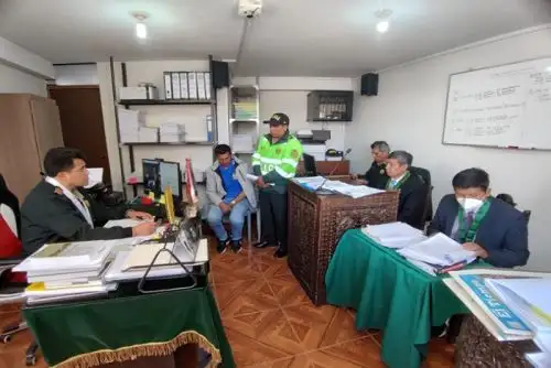 A los policías se les investiga por los presuntos delitos de desobediencia, afectación del material destinado a la defensa nacional y abandono del servicio de patrulla en agravio del Estado.
