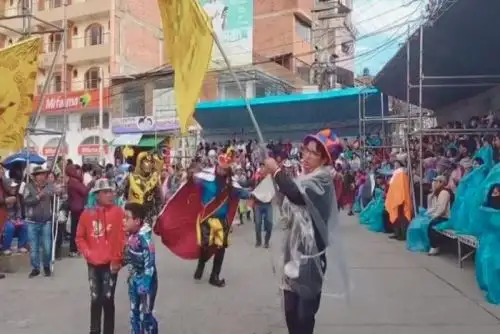 Los cerreños vistieron sus atuendos tradicionales y engalanaron las calles de la ciudad al igual que reinas, reyes momos, mineros y muquis, cerreñitas, princesas, príncipes y otros se unieron en las danzas que resonaron en la ciudad.